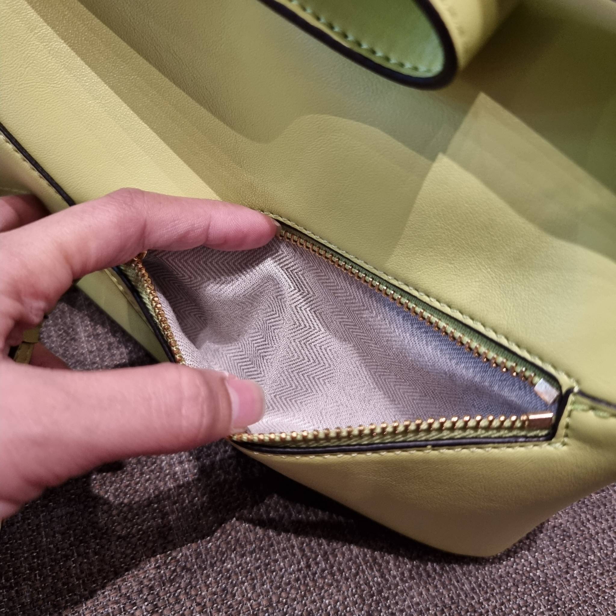 LOEWE PUZZLE HOBO BAG ใหม่ล่าสุด กับแบรนด์ที่มีดีไซน์โดดเด่นเป็นเอกลักษณ์ สวยหรูทุกรุ่นจริงๆ!! กระเป๋าสะพายโฮโบ ทรงสวย สไตล์พัซเซิลคลาสสิค วัสดุหนังวัวฟอกสี นิ่มมือ ฟินมาก!! เปิดใช้งานด้วยซิป ที่ภายในโล่งกว้าง ใส่ของสำคัญได้ครบไม่มีพลาด แบบสบายๆ มาพร้อมสา