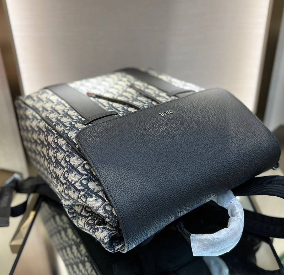 หนังแท้ CHRISTIAN DIOR MOTION BACKPACK Beige and Black Dior Oblique Jacquard and Black Grained Calfskin พร้อมส่งที่ไทย กระเป๋าเป้ใบใหญ่ จุของได้เยอะมาก ภายในโล่งกว้าง วัสดุหนังแท้และผ้าแจ็คการ์ดอย่างดีทั้งใบ เกรดเทพออริจินอลหนังแท้ทั้งใบ ภาพสินค้าถ่ายจากง