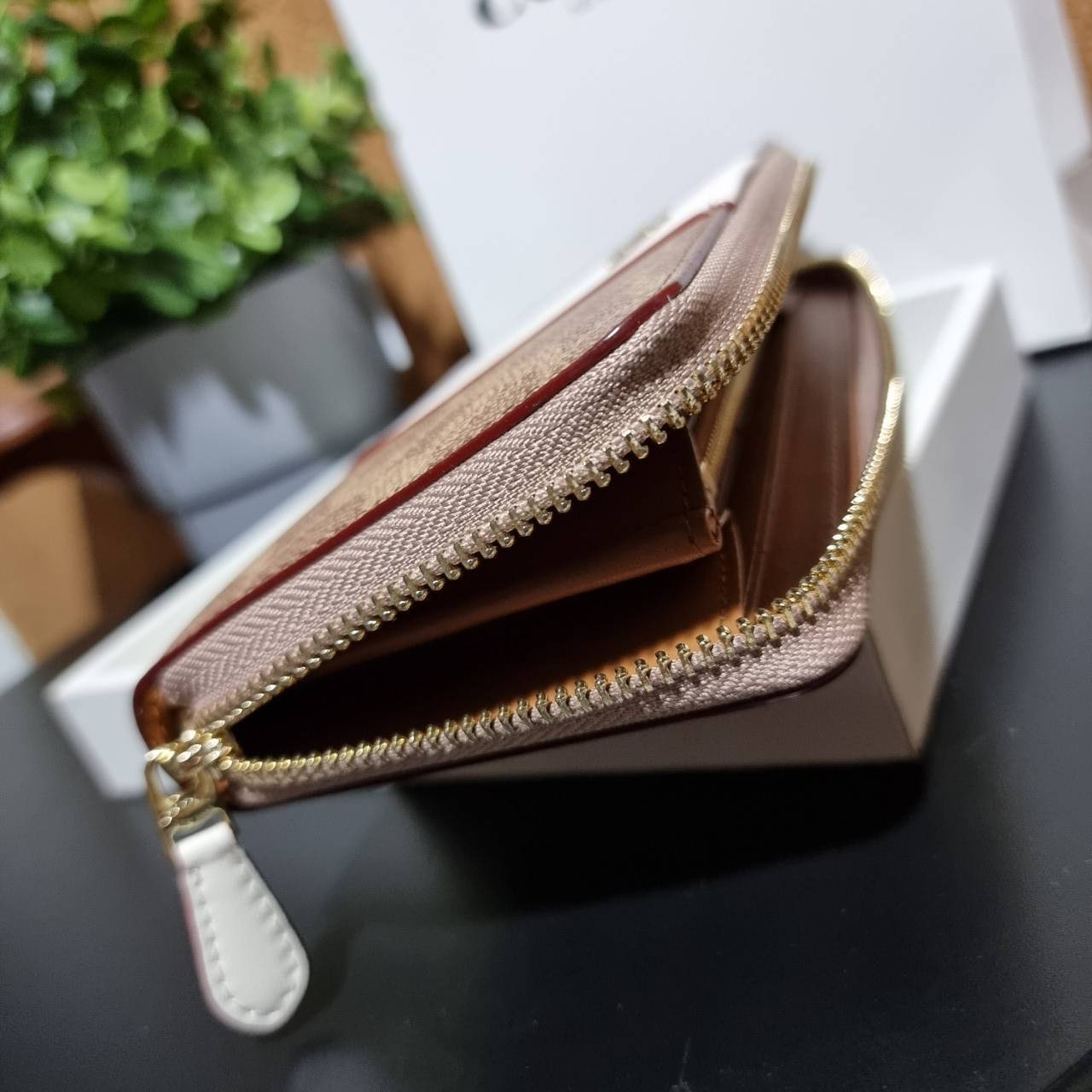 ของแท้ 💯% COACH 31546 ACCORDION ZIP WALLET IN COLORBLOCK SIGNATURE CANVAS กระเป๋าสตางค์ใบยาวรุ่นขายดี!! ขายหมดทุกสี!! 🔥🔥 สาวๆต้องยกให้เป็นไอเท็มที่ขาดไม่ได้เลยน้า วัสดุหนังแคนวาสเคลือบ ภายในเป็นหนังแท้ เปิด-ปิดด้วยซิปรอบ ใส่บัตรได้