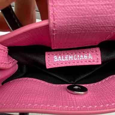 หนังแท้ BALENCIAGA Shopping Phone Pouch leather tote พกกระเป๋าช้อปปิ้งขนาดมินิ ไปทุกที่ในฤดูกาลนี้ ดีไซน์ที่ใช้ได้ทุกวันตั้งแต่หนังแบบมีเท็กซ์เจอร์ ภาพสินค้าถ่ายจากงานขายจริง ใช้งานต่างประเทศได้