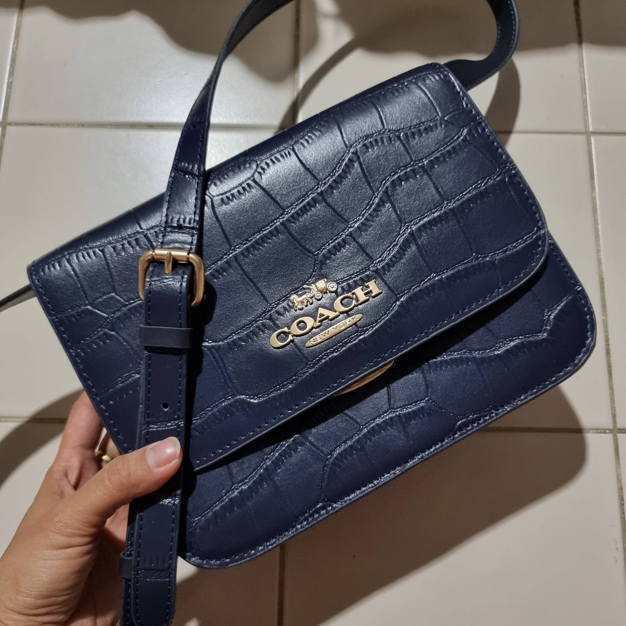 COACH C5631 BRYNN FLAP CROSSBODY แซ่บที่สุด ใหม่ที่สุด!! คอลเลคชั่นใหม่!! มองยังไงก็หลงรักละสายตาไม่ไหว กระเป๋าสะพายข้างลุคไฮน์ ที่ดีไซน์ออกมาได้ปัง และดูแพงมากๆ ด้วยดีเทลคลาสสิค รูปทรงใช้งานง่าย เรียบๆแต่มีดีเทล วัสดุหนังลายจระเข้ สวยม้าก!!! เปิด-ปิดด้วย