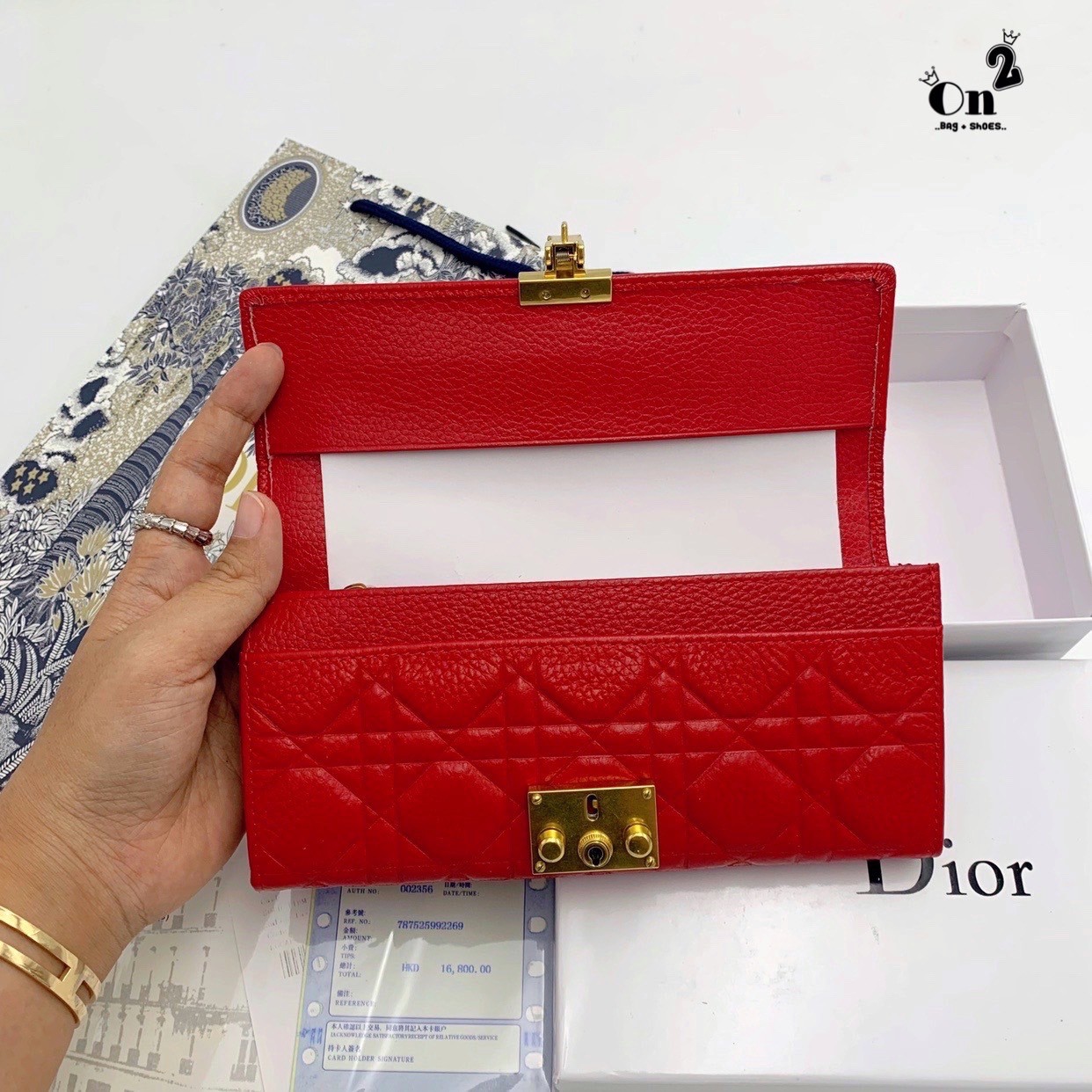 Dior Long Wallet กระเป๋าสตางค์ใบยาวทรงคลัช งานสวยหนังนิ่มมาก มาพร้อมอะไหล่สีทองหรูหรา ด้านในมี 3 ช่องใช้งาน งานจริงคือสวยมาก มาให้สาวๆเลือกใช้กัน 3 โทนสี ราคาดีย์มากกน้าาา