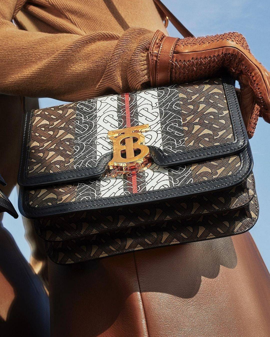 พรีเมี่ยมกิ๊ฟแท้ 100% 】BURBERRY FRAGRANCES LEATHER CROSSBODY BAG VIP GIFT WITH PURCHASE (GWP) กระเป๋าสะพายพรีเมี่ยมกิ๊ฟรุ่นใหม่ล่าสุด Limited จาก BURBERRY Perfume DutyFree