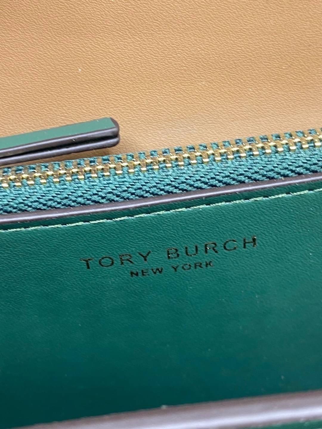 Tory Burch Eleanor Medium Convertible Shoulder Bag / Tory Burch 75003 ฮอตไอเท็ม รุ่นนี้ขายดีขายหมด สวยหรู คุณหนู ผู้ดี!! หายากมากแล้วน้า กระเป๋าสะพายข้าง ดีไซน์อยู่ทรง ขนาดกำลังสะดวกใช้สำหรับสาว เปิด-ปิดด้วยแถบแม่เหล็ก ภายในแบ่งสัดส่วนได้เป็นอย่างดี