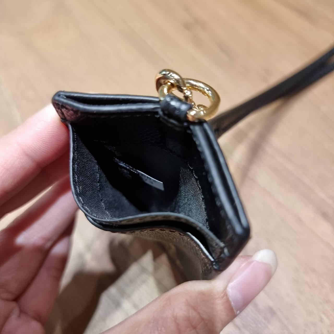 COACH ID LANYARD IN COLORBLOCK SIGNATURE CANVAS ง่ายๆแบบไม่ธรรมดา!! คลาสสิคแต่มีดีเทลโดดเด่น!! กระเป๋าถนอมบัตร พร้อมสายคล้องคอ ดีไซน์ลวดลายสวย ดูดีทุกแบบ ใช้งานง่าย พกพาสะดวก จะใส่บัตรพนักงาน บัตรเครดิต บัตรปชช. ใบขับขี่ และบัตรอื่นๆที่อยากจะใส่!! ตามใจไป