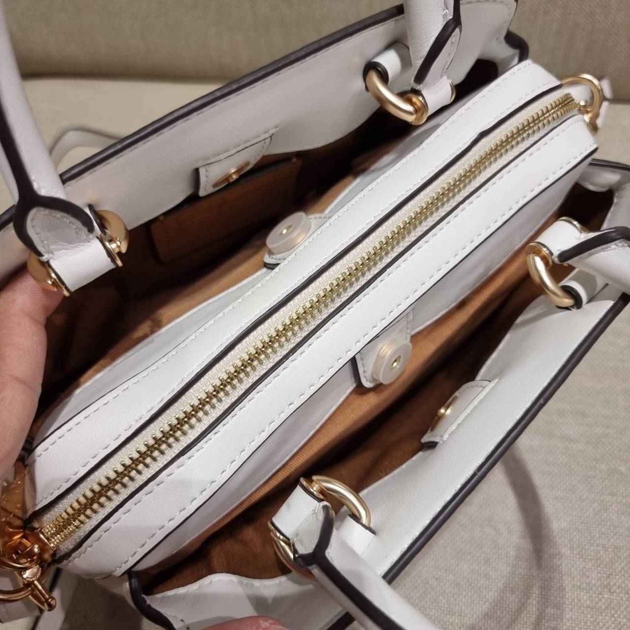 COACH C8340 MINI LILLIE CARRYALL IN SIGNATURE CANVAS WITH MYSTICAL FLORAL PRINT สีใหม่ล่าสุด กับรุ่นที่สุดของความขายดี คอลยอดฮิตในลวดลายสุดชิค กระเป๋าสะพายทรงสวย ที่ดีไซน์ออกมาให้ใช้งานง่าย สะดวก สวย หรู ดูดี!! วัสดุหนังแคนวาสเคลือบลาย มาพร้อมสายสะพายข้าง