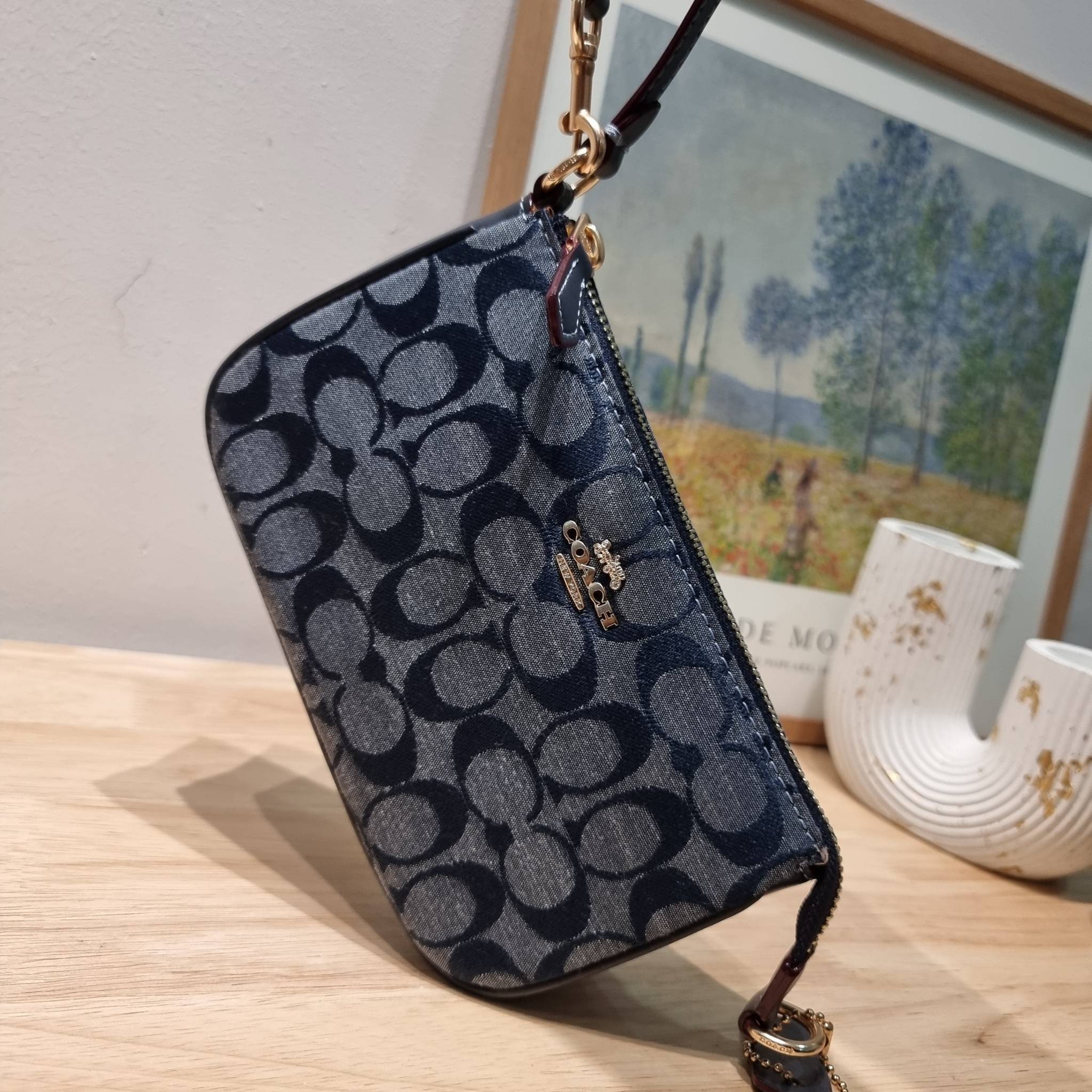 COACH Nolita 15 In Signature Chambray C8665 พร้อมส่ง คอลเลคชั่นใหม่ น่ารักน่าใช้ ในสไตล์คลาสสิค กระเป๋าทรงพอชขนาดมินิ สาวๆเห็นใบจริง ยังไงก็ต้องหลงรักไอเท็มนี้แน่นอนจ้า