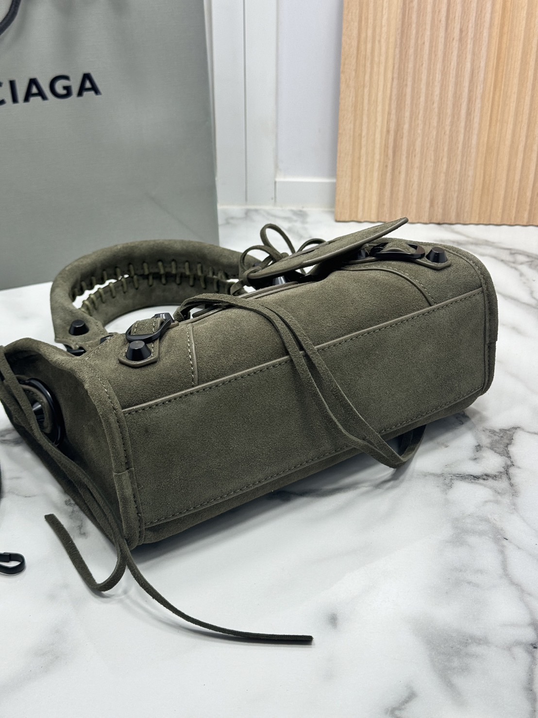 ORI หนังแท้ | Balenciaga Le City suede bag กระเป๋าถือ/สะพายข้างดีไซน์โดดเด่นสวยเท่ล้ำสมัย ใหม่ล่าสุดงานหนังกลับที่สุดแห่งความไอคอนิกไม่เหมือนใคร มีกิมมิคและลูกเล่นแพรวพราว