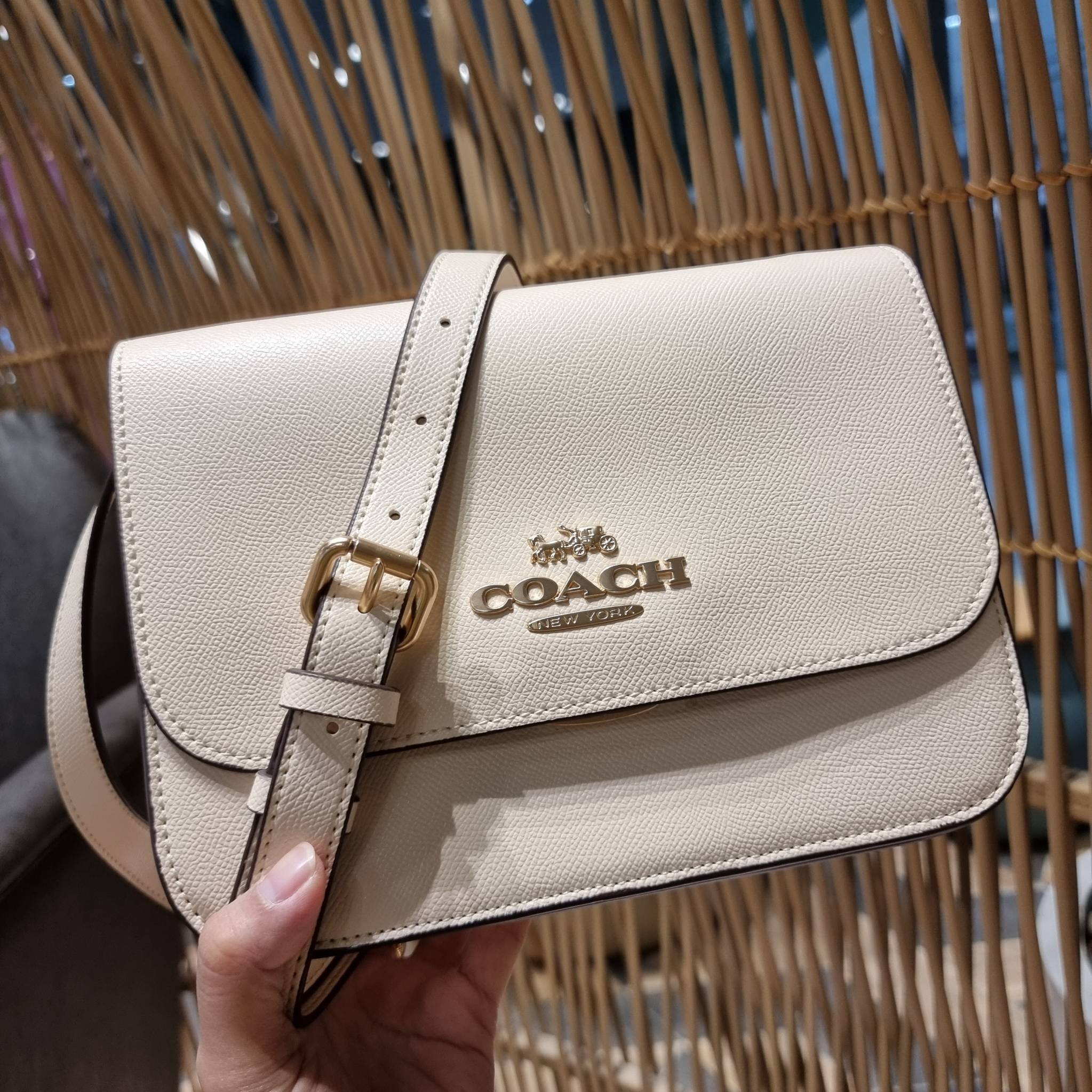 COACH C5632 BRYNN FLAP CROSSBODY แซ่บที่สุด ใหม่ที่สุด!! คอลเลคชั่นใหม่!! มองยังไงก็หลงรักละสายตาไม่ไหว กระเป๋าสะพายข้างลุคไฮน์ ที่ดีไซน์ออกมาได้ปัง และดูแพงมากๆ ด้วยดีเทลคลาสสิค รูปทรงใช้งานง่าย เรียบๆแต่มีดีเทล วัสดุหนัง crossgrain สวยคม!!! เปิด-ปิดด้วย