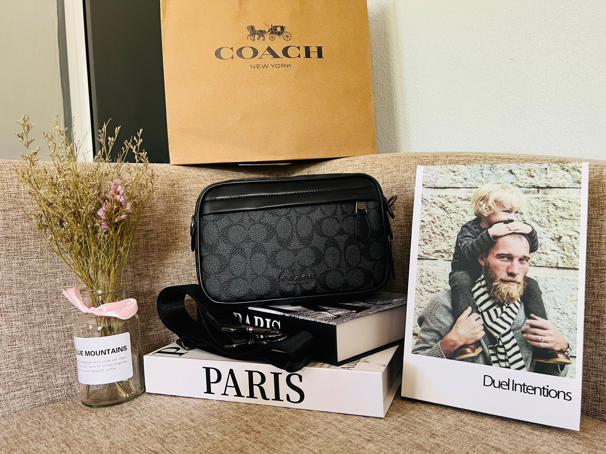 COACH GRAHAM CROSSBODY IN SIGNATURE CANVAS F50715 ผ้าใบเคลือบซิกเนเจอร์พร้อมรายละเอียดหนังลูกวัวที่ผ่านการกลั่น| ภายในกระเป๋ามัลติฟังก์ชั่น| ปิดซิป ซับในผ้า| ด้านนอกมีซิปและกระเป๋าสลิป| สายสะพายถอดได้ 53" สำหรับสะพายไหล่หรือ crossbody