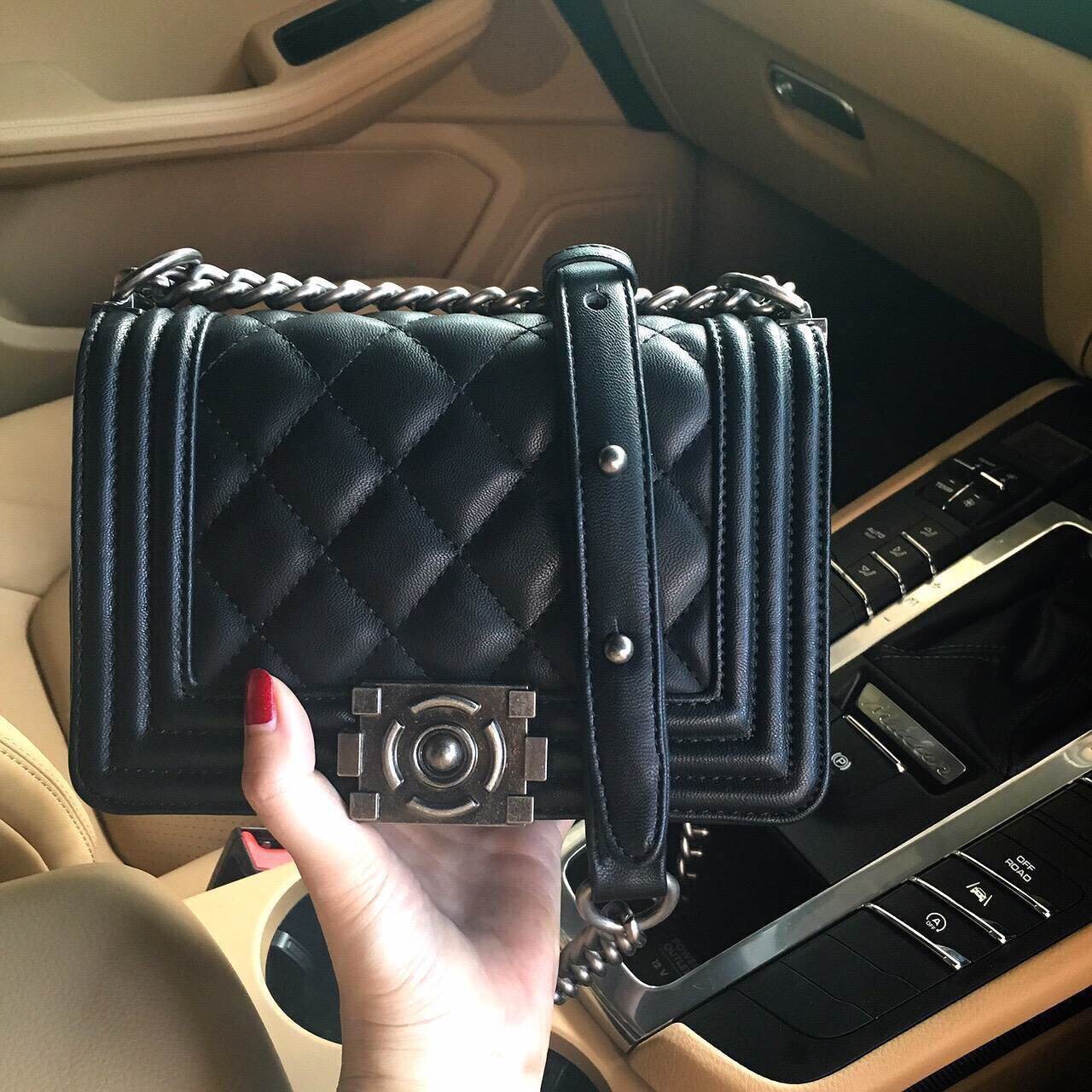รุ่นขายดีที่สุด!!!! KEEP Quited Boy Bag กระเป๋า ทรง boy style KEEP LOOK Cool มากๆ เลยน๊าใบนี้ ไม่มีถือว่า Out มากๆ 💘ตัวกระเป๋าอยู่ทรง ทำจากหนังแกะสังเคราะห์นิ่ม-ตึงสวย สายโซ่ มีที่รองไหล่ สะพายสบายคะ สายปรับ สั้น ยาวได้คะ ใบนี้ ไม่ต้องพูดถึงความสว