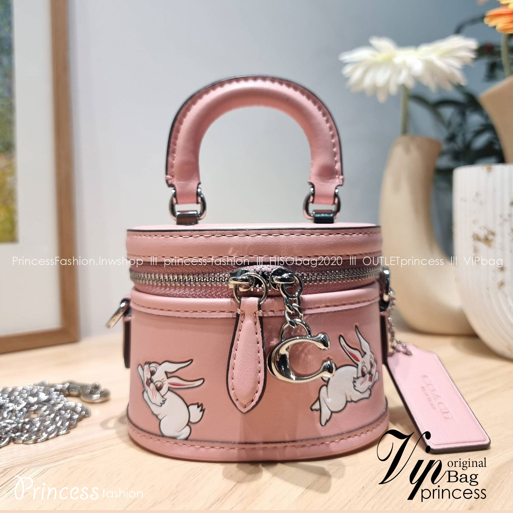 COACH TRAIL CROSSBODY 12 WITH RABBIT PRINT CN596 พร้อมส่ง กระเป๋าสะพายทรงกล่องทรงโค้ง น่ารักสุดฮิต โดดเด่นด้วยน้องกระต่าย และอะไหล่ตัวซีที่หัวซิป ใช้งานสะดวก