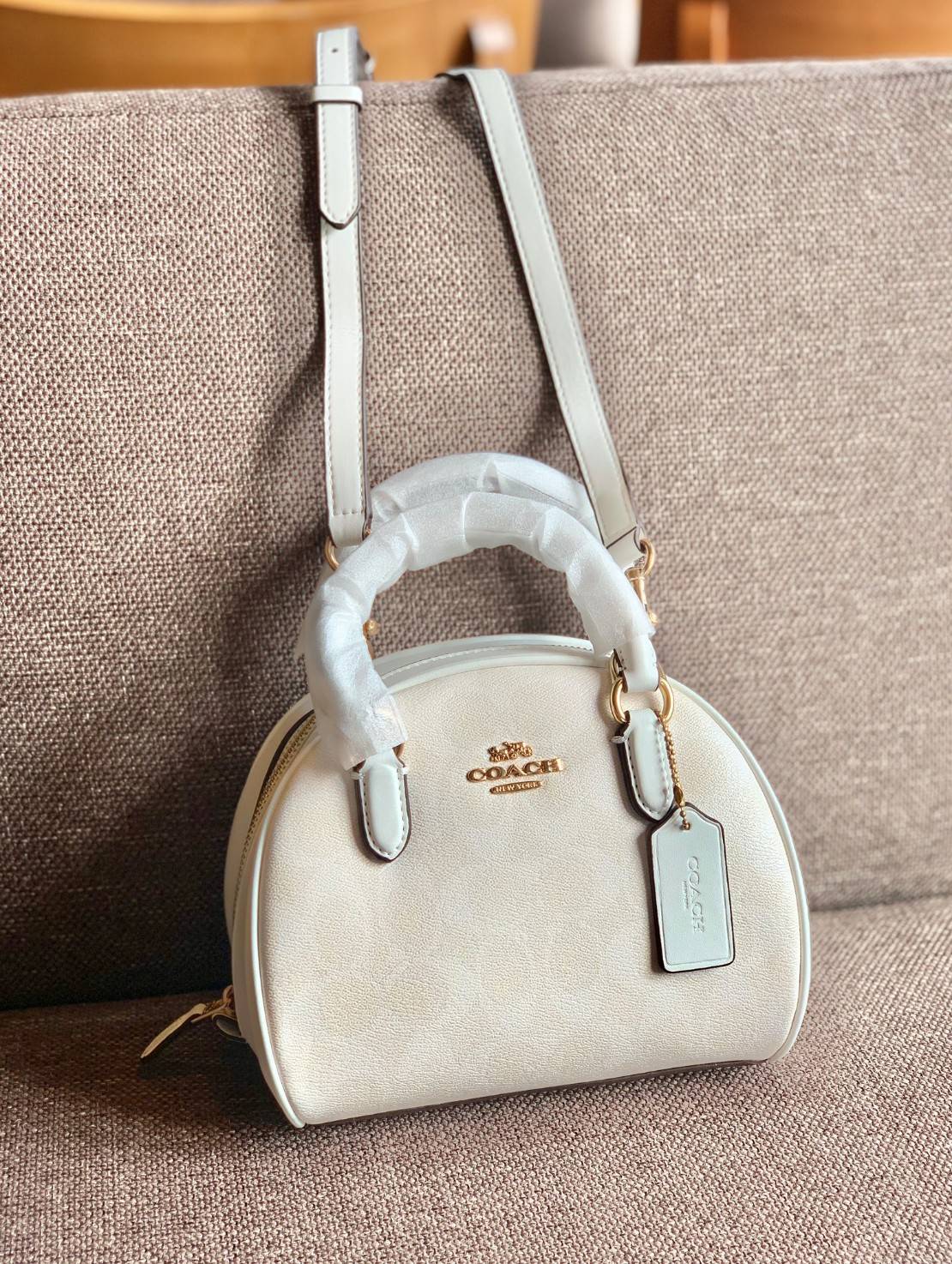 COACH SYDNEY SATCHEL BAG CA202 CA591 CB596 ใหม่ล่าสุด กับคอลที่สาวๆต้องหลงรัก กระเป๋าสะพายทรง satchel ที่มีรูปทรงดึงดูดสายตา สวยแรกเห็น วัสดุหนัง crossgrain พร้อมหูจับในตัว เปิด-ปิดด้วยซิป ภายในโล่งกว้าง ขนาดกำลังดี มีสายครอสให้ ปรับได้ตามชอบ ใบจริงลูกคุณ