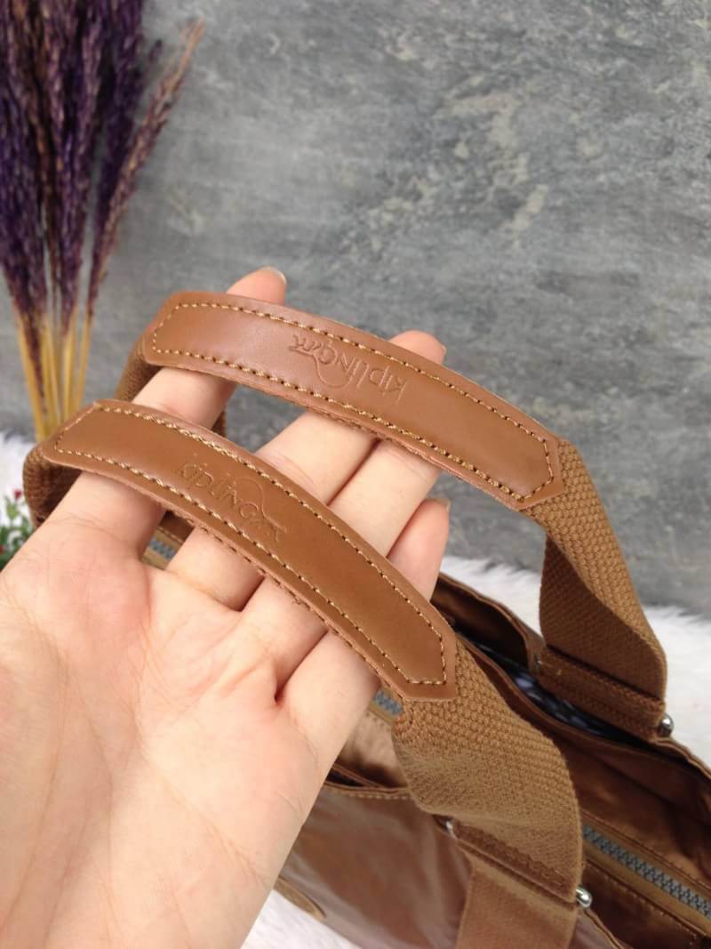 Kipling รุ่น Cicele กระเป๋าสะพายไหล่ใบใหญ่ สวยน่ารัก ตัวกระเป๋าด้านในเป็นช่องโล่งแบบปิดเปิดด้วยซิป มีช่องซิปด้านใน ด้านข้างกระเป๋า มี 2 ช่อง ปิดเปิด ด้วยเทป พร้อมที่ใส่โทรศัพท์ ปากกา และ MP 3 ในส่วนด้านใน และ ด้านข้างกระเป๋า ซ้าย-ขวา เป็นช่องขนาดเล็กสำหรั