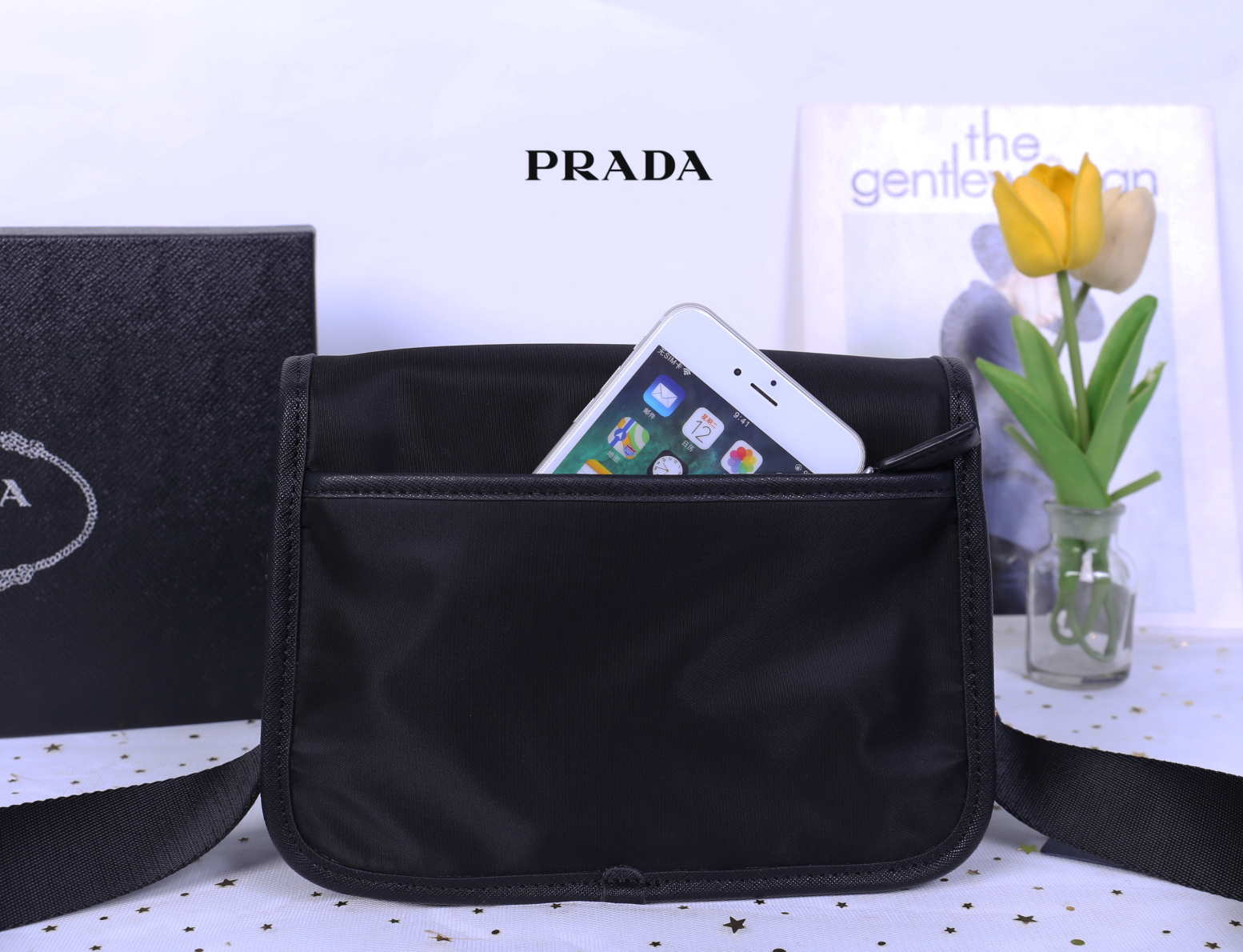 Prada Nylon and Saffiano Leather Bag with Strap กระเป๋าสะพายแบบ Crossbody ใช้ได้ทั้งหญิงชาย มาพร้อมกระเป๋าใส่เหรียญใบเล็กน่ารัก เปิด-ปิดด้วยตัวล็อค ด้านในยังแบ่งช่องเป็นสัดส่วน จุของได้เยอะ ซับในด้วยผ้าพิมพ์ลายแบรนด์อย่างดี และยังมี 1 ช่องซิปด้านหลัง สายส