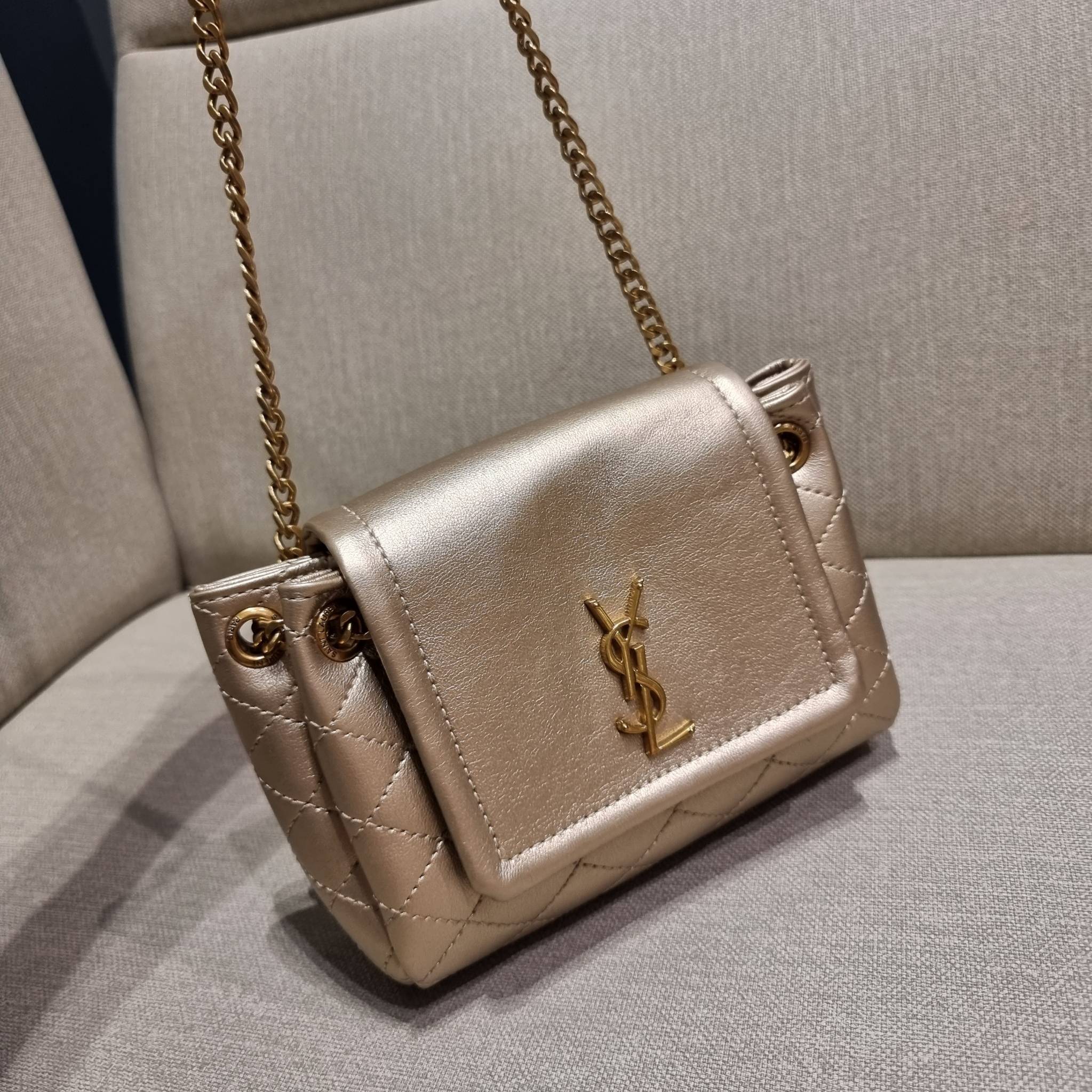 Yves Saint laurent mini nolita in lambskin / YSL mini nolita น้องสาวคนสวยที่ต้องตาเมื่อแรกเห็น กระเป๋าสะพายดีไซน์หรู ไซส์มินิ แบรนด์นี้ไม่เคยทำให้ผิดหวังจริงๆ ด้วยดีเทลความเรียบง่ายแต่มีความหรูอยู่ในตัว วัสดุหนังแกะ สัมผัสดีงามมากๆ เปิด-ปิดด้วยกระดุมแม่เห