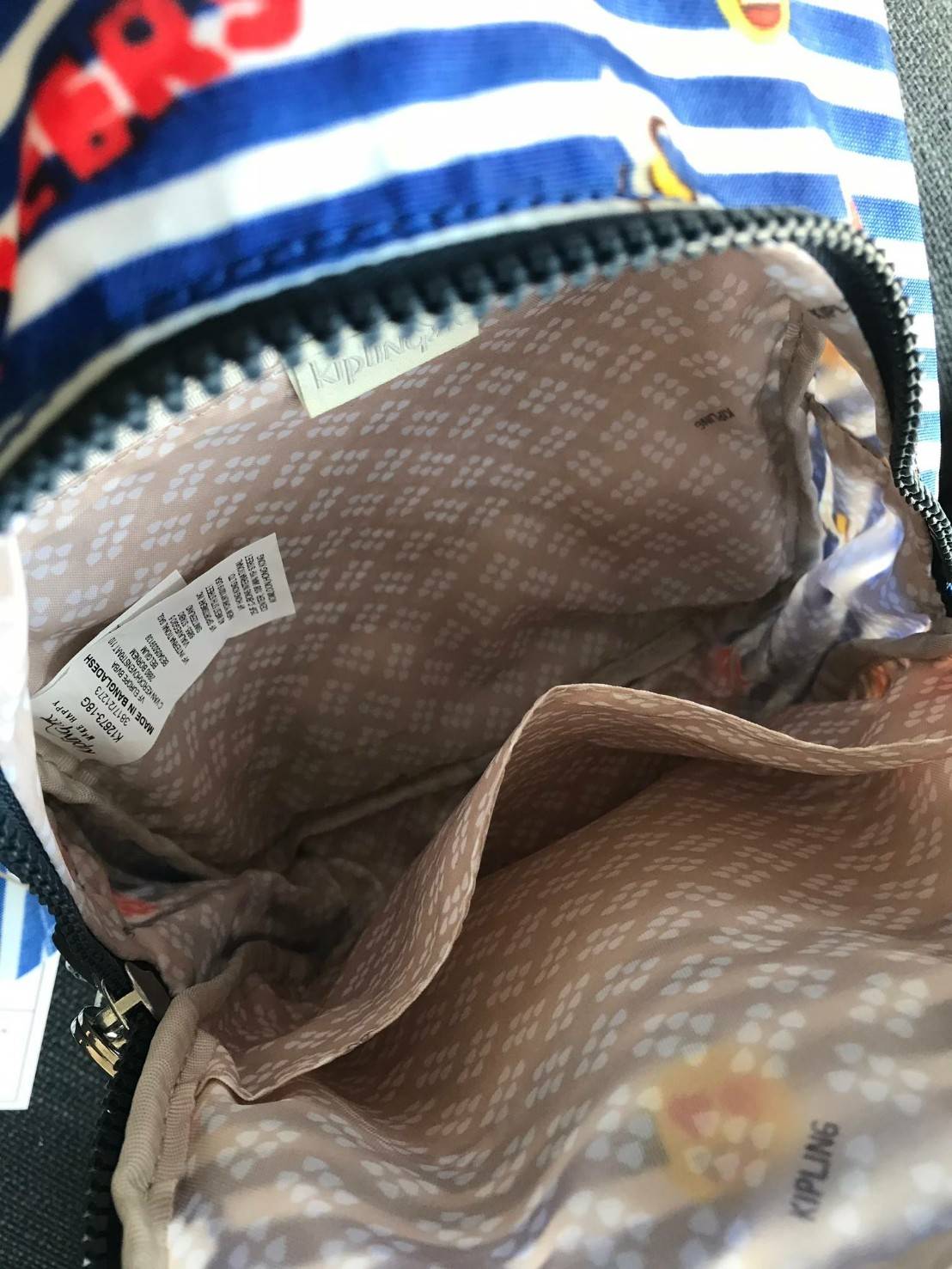 Kipling Backpack & Handbag K15456 กระเป๋าหรือสะพายหลังแบบเป้ หรือคาดอก เปลี่ยนสไตล์เท่ๆได้ด้วยซิปเดียวด้านหลัง ขนาดกลางกำลังดี วัสดุpolymide100% น้ำหนักเบา ช่องหลักเปิดปิดสองชั้นด้วยซิปและตัวล้อคทันสมัยใช้งานง่าย ด้านหน้า1ช่องซิปเก็บของจุกจิกจิก ใช้ได้แบบ