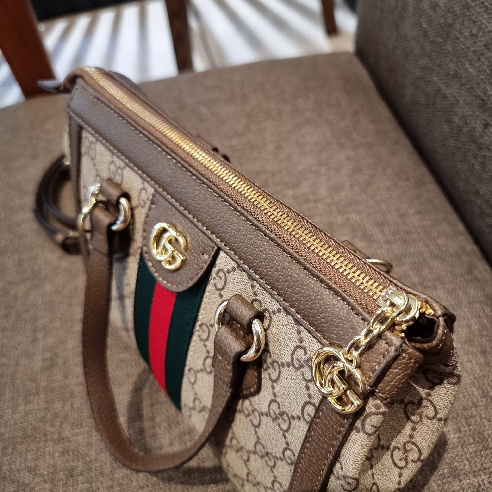 GUCCI Ophidia Small GG Tote Bag GC CLASSIC SMALL TOTE BAG WITH GWP กระเป๋าถือ/สะพาย อีกรุ่นหายาก ที่คงความสวยคลาสสิค และเรียบหรู วัสดุหนังแคนวาส ดีไซน์แถบคาดโดดเด่น รูปทรงสวยน่าใช้มากๆ สะพายขับผิว เปิด-ปิดกระเป๋าด้วยซิป หัวซิปตัว G อะไหล่สีทอง ภายในโล่งกว