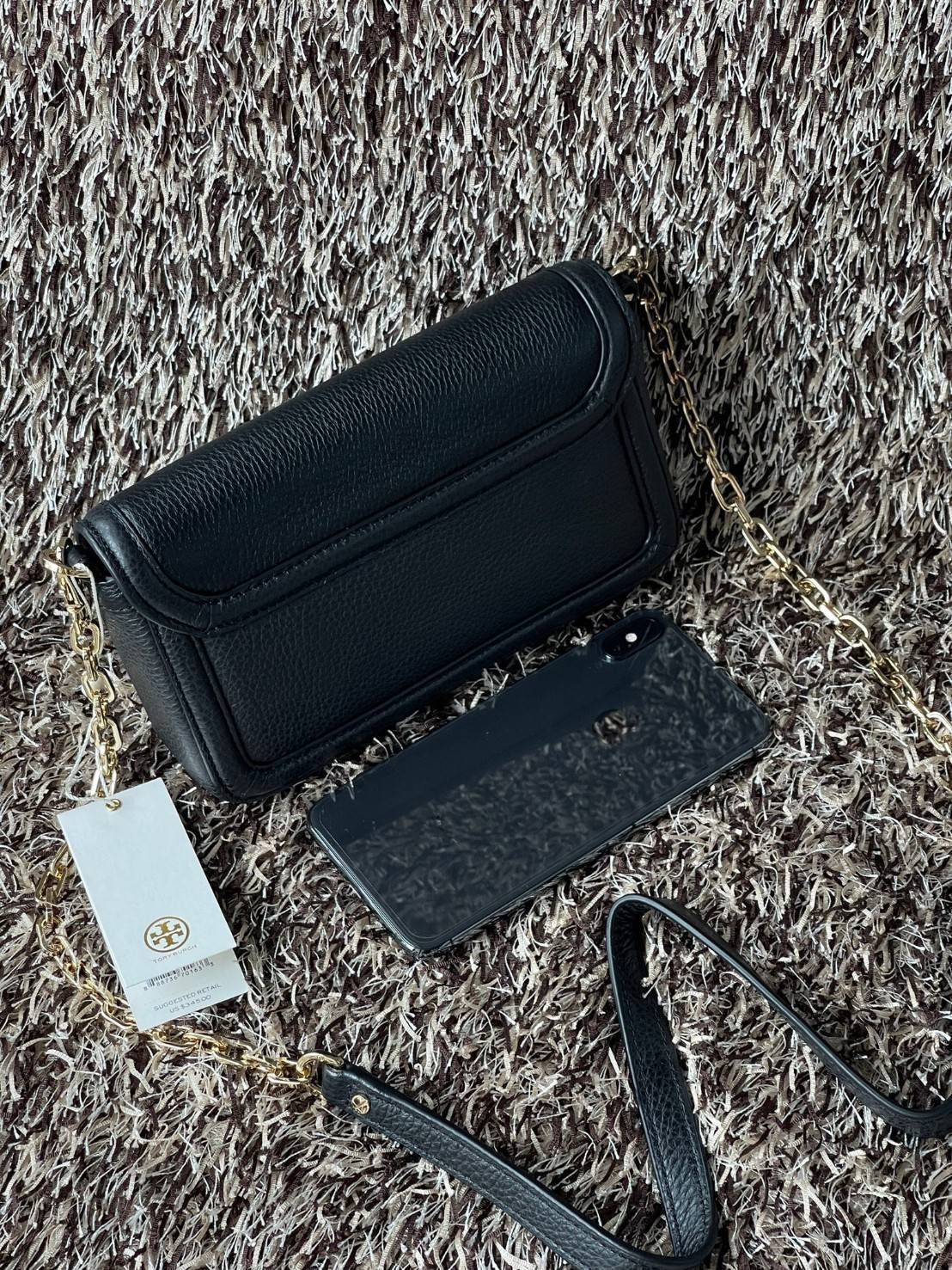 Tory Burch mini Amanda Leather crossbody bag กระเป๋าสะพายทรงครอสบอดี้ ที่ดูเรียบง่ายแต่ยังคงเสน่ห์ความเป็นTory ด้วยโลโก้ที่เป็นซิกเนเจอร์ มีฟังก์ชั่นการใช้งานที่ง่าย และคล่องตัว ทำให้สะดวกใช้งานได้ทุกที่ทุกเวลา สุดคลาสสิกและดูแพงด้วยโลโก้ด้านหน้าอะไหล่สีท