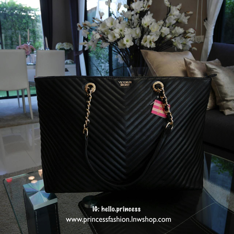 Victoria's Secret Shoulder Bag กระเป๋าสะพายทรงหรูจาก Victoria's Secret หนัง PU หนา รับน้ำหนักได้เยอะ เปิดปิดด้วยซิป ด้านหน้าประดับตัวอักษร VS ภายในมีช่องซิปและช่องใส่ของ จุได้เยอะค่ะ ใส่เอกสาร A4 หนังสือ ipad ได้สบาย เป็นอีกหนึ่งรุ่นเเนะนำที่สาว