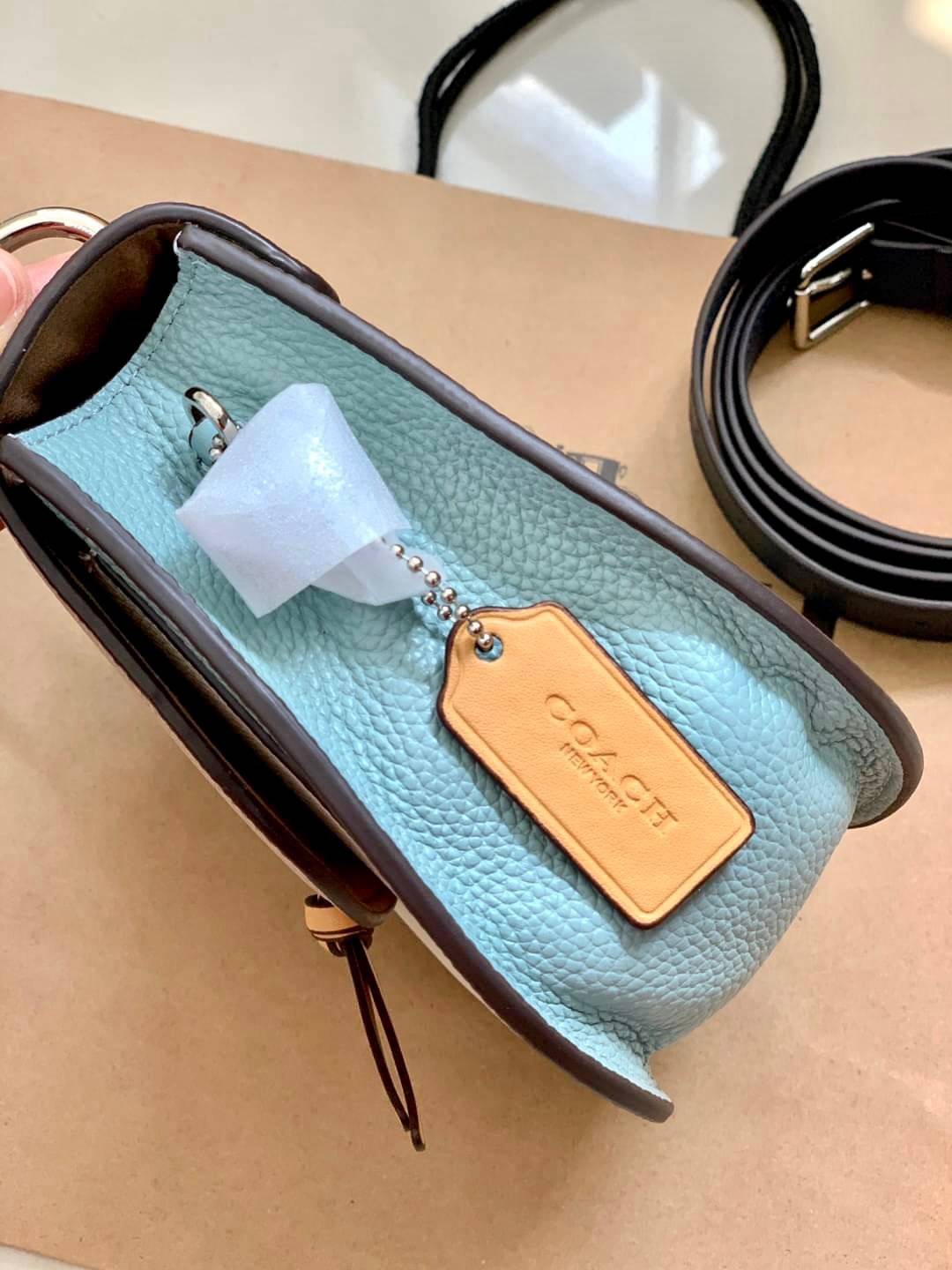 OUTLET 】COACH REMI SADDLE BAG IN COLORBLOCK ((1330)) รุ่นแนะนำ คลาสสิคน่าใช้มากๆ วัยใสๆใช้ดีค่ะ 😘 พร้อมส่งที่ไทยอีกครั้ง! กระเป๋าสะพายข้าง//ครอสบอดี้ร์//หรือทบเป็นสายคู่สะพายไหล่ได้ค่ะ แล้วแต่ชอบเลยค่ะ! วัสดุหนังแท้ ลายหนังสวยมากๆค่ะรุ่นนี้ หลงรัก