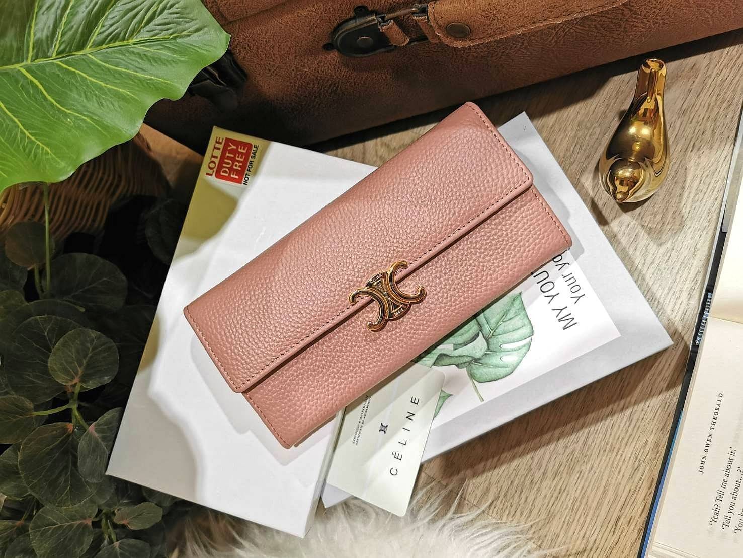 CELINE LONG WALLET BAG VIP วัสดุหนังแท้เทคเจอร์สวยอยู่ทรงมีโลโก้ด้านหน้า ภายในมีช่องใส่บัตรหลายช่อง มีช่องซิปใส่เหรียญ หัวซิปแบรนด์อะไหล่ทอง มีช่องใส่ธนบัตรหลายช่องเเยกเป็นสัดส่วน ใส่แบงก์พันได้ ใส่มือถือ iphone ได้ ภาพถ่ายจากสินค้าจริง! มาใน Original Pac