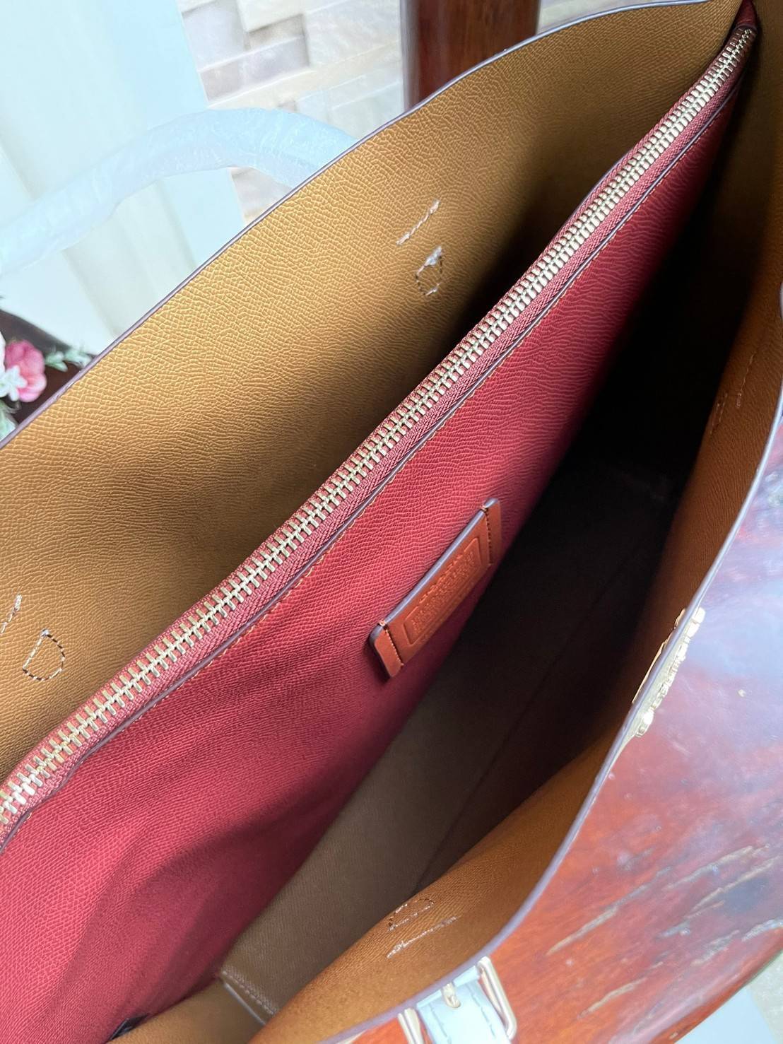 ของแท้ 💯% Coach Signature Tote bag อีกหนึ่งรุ่นฮิต ให้พื้นที่จุของกว้างขวาง เป็นTote Bag รุ่นฮิตอีกรุ่นหนึ่งของ Coach ที่เชื่อว่าต้องเคยผ่านตาสาว ๆ มาก่อนแน่นอนค่ะ