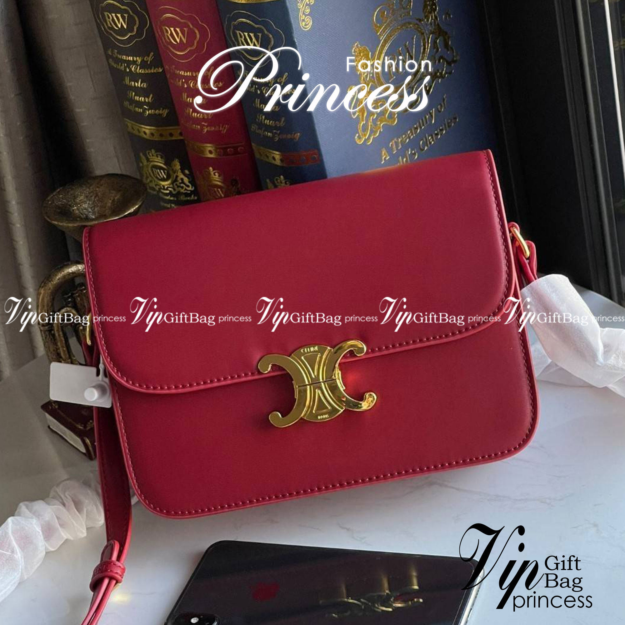 Celine MEDIUM TRIOMPHE BAG IN SHINY มีรูปทรงเป็นกล่องคล้ายกับกระเป๋า Classic Box แต่มีการออกแบบโลโก้ที่สะดุดตาแบบวินเทจ ด้วยดีไซน์ที่ดูโฉบเฉี่ยว แต่คงความคลาสสิคอย่างเต็มเปี่ยม ทำให้เป็นที่ดึงดูดความสนใจของสาวๆ สายสะพายสามารถปรับระดับได้ มีความคล่องตัวในก