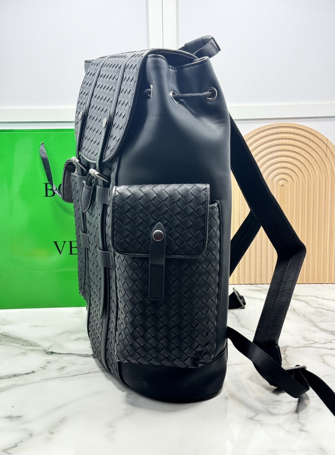 ORI หนังแท้ | Bottega Veneta Shadow Signature Flap Backpack กระเป๋าเป้ กระเป๋าสะพายหลัง โดดเด่นด้วยงานสานตารางสวยคลาสสิคเรียบหรูเป็นเอกลักษณ์ ดีไซน์เรียบง่าย แต่ดูแพง กิมมิคที่ใครๆก็อยากเป็นเจ้าของ