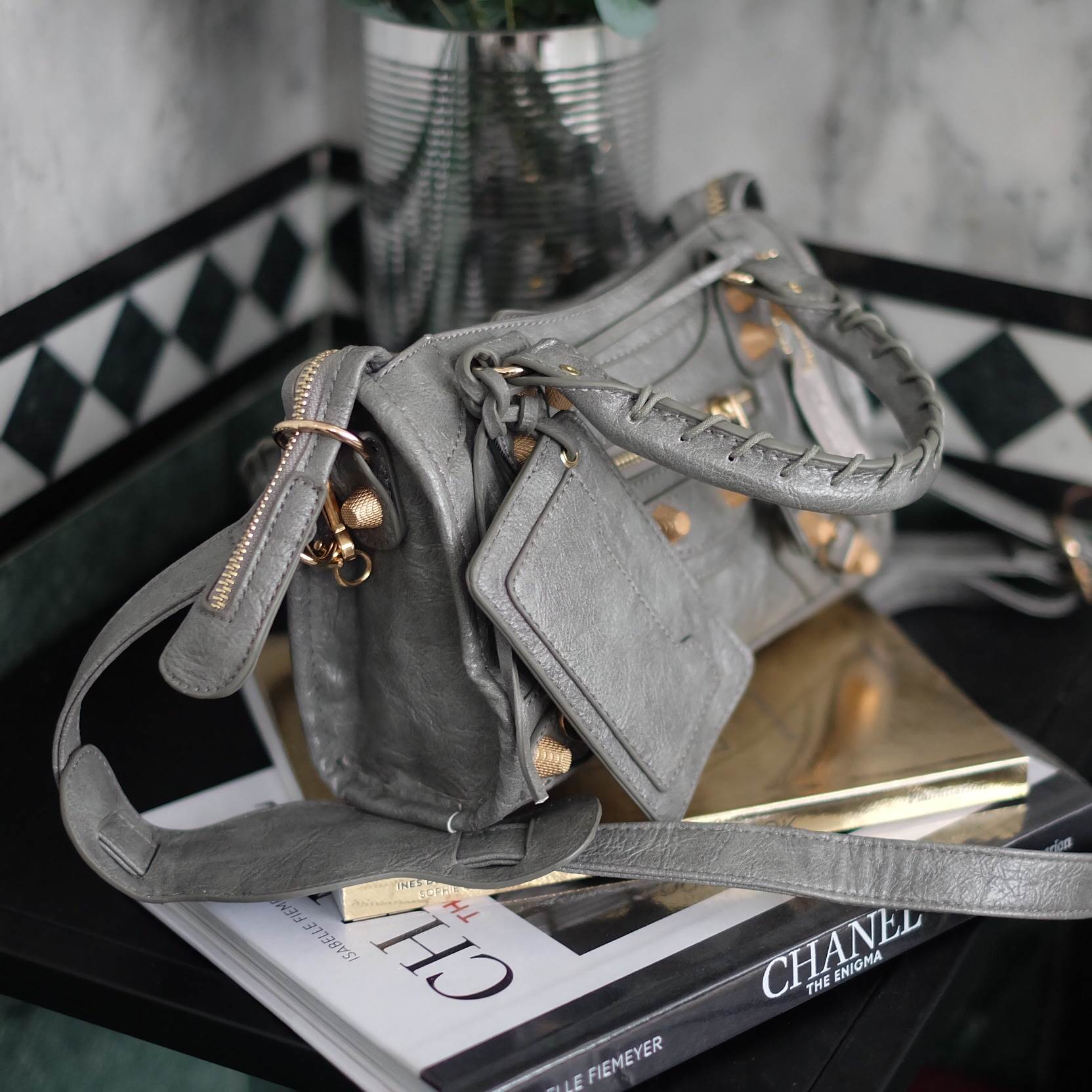 รุ่นขายดี พร้อมส่งละค่า😁❤️ กระเป๋าทรงสุด ฮิตจาก Massimo Dutti ขนาดมินิ สะพายแล้ว ได้ look cool มากค่า รับประกันเลย ภายในมีช่องแยกเก็บเป็นสัดส่วนดีคะ น้ำหนักเบา จุของได้คุ้มคะ มีสายยาวให้ ถือ/สะพายได้เลยคะ ใบนี้ แม่ค้าแนะนำเลย ใช้ได้ทุกโอกาส