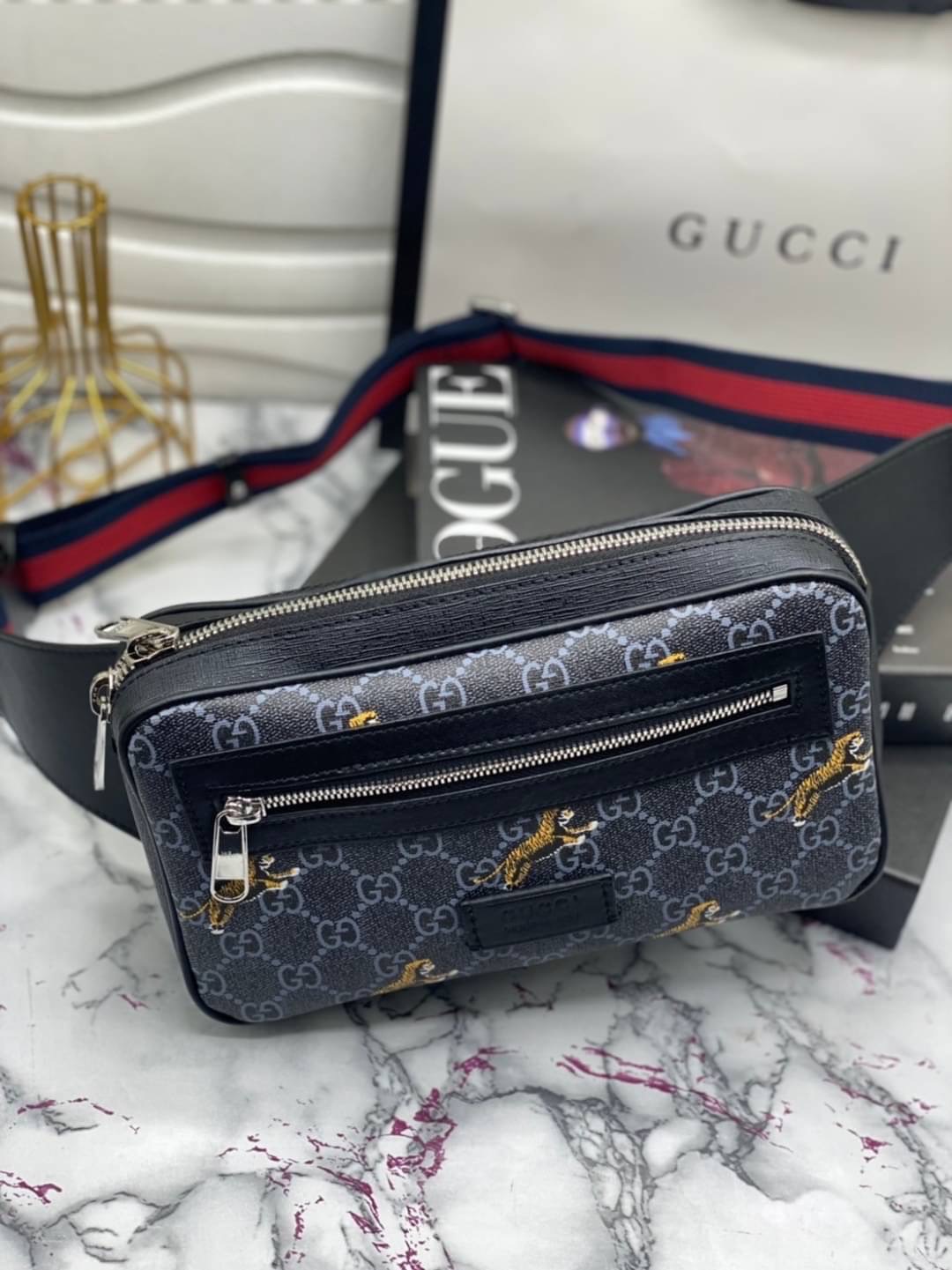 หนังแท้ GUCCI TIGER Belt Bag / GG Belt Bag / GG Supreme Belt Bag คอลเลคชั่นฉลองปีเสือ โดดเด่นด้วยลายพรินท์ ไม่เหมือนใคร ไอเท็มที่หนุ่มๆเรียกร้อง กระเป๋าคาดอก/คาดเอว สายสะพายปรับได้ สายสปอร์ต สายแคมป์ปิ้ง หรือจะสายไหน ใบนี้ตอบโจทย์ทุกลุค ง่ายๆเท่ๆ สุดคุ้ม!