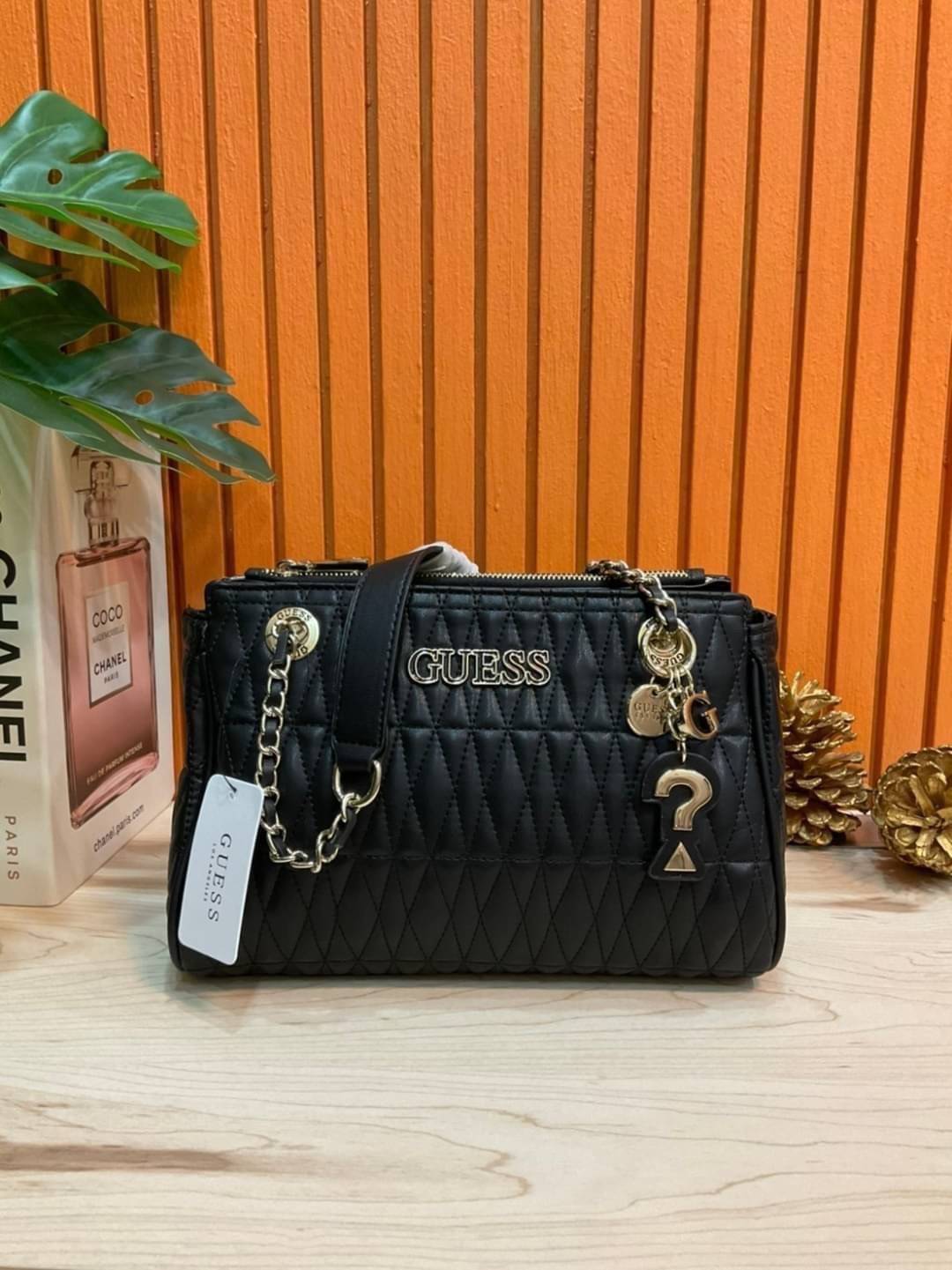 ของแท้ 💯% 】GUESS CROSSBODY BAG กระเป๋าถือหรือสะพาย ขนาดกำลังดี วัสดุ pu. faux leather หนังนิ่ม นุ่มมาก สวยอยู่ทรง มาพร้อมพวงกุญแจน่ารักๆ ถอดออกได้