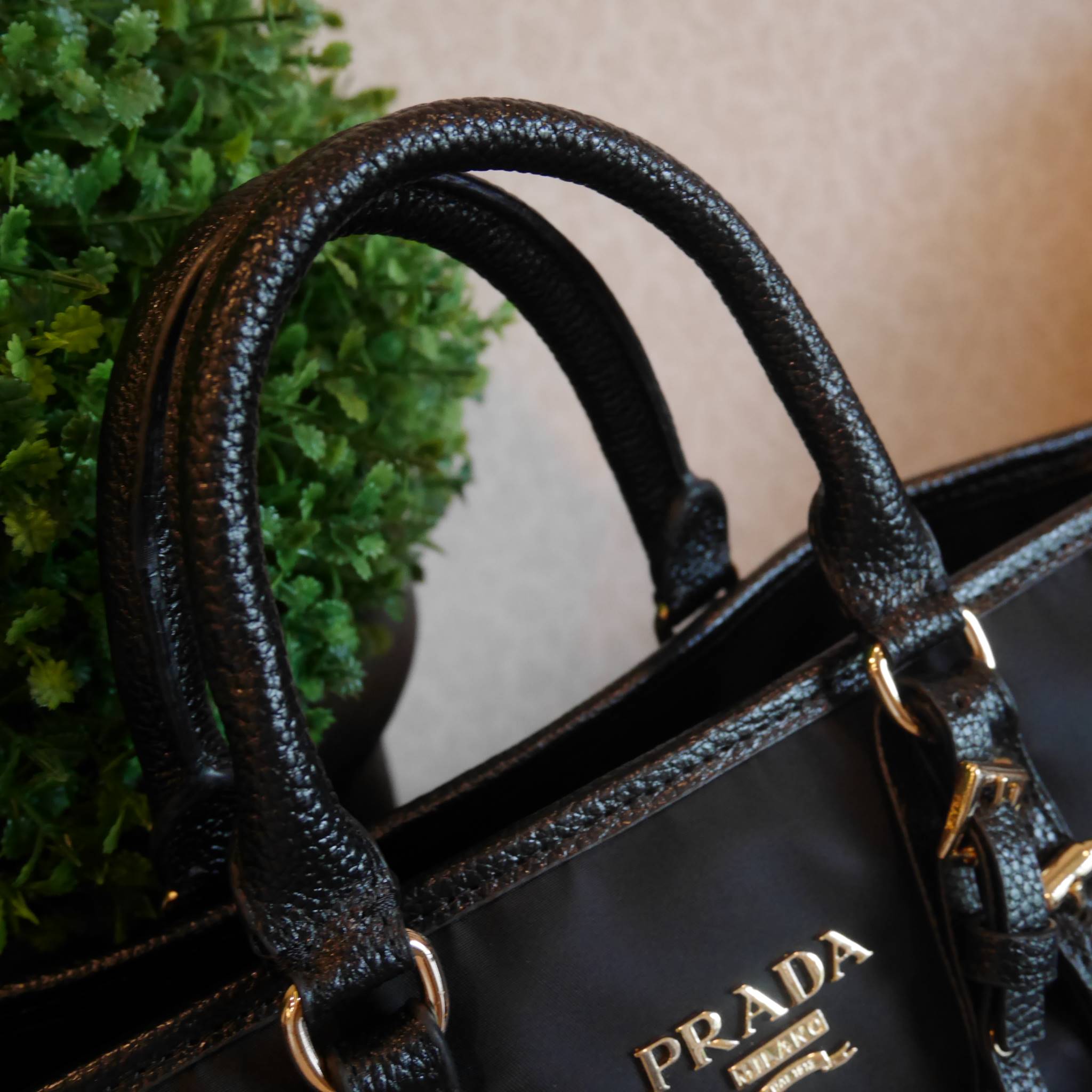 สาวๆที่มองหา กระเป๋าสะพายสวยเก๋ *ที่ใช้ได้สองทรง ทางร้าน ขอแนะนำค้า งานพรีเมี่ยมกิ้ฟ จากเคาเตอร์ต่างประเทศค่ะ รุ่น Limited edition ค่า กระเป๋าสะพาย จากแบรนด์ PRADA เป็น กระเป๋าผ้าไนล่อน สลับหนัง สะพายไหล่ได้ สามารถปรับระดับที่สายสะพายไหล่ได้ และสามารถปรับ