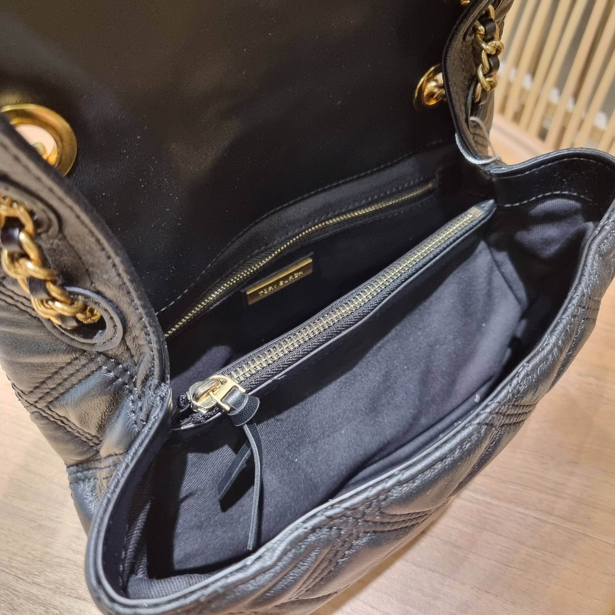 TORY BURCH FLEMING SOFT CONVERTIBLE SHOULDER BAG รุ่นหายากที่สาวๆตามหา มาพร้อมเสิร์ฟความสวยถึงบ้านไปเลยจ้า รอบนี้คัดสีสวยๆมาให้ได้ช้อปกันอย่างจุใจไปเลย กระเป๋าสะพายไหล่ หนังแท้นิ่มเต็มใบ สวยหรูดูแพง เปิด-ปิดด้วยตัวกดล็อคแน่นหนา สายสะพายในตัวปรับใช้ได้ 2 แ