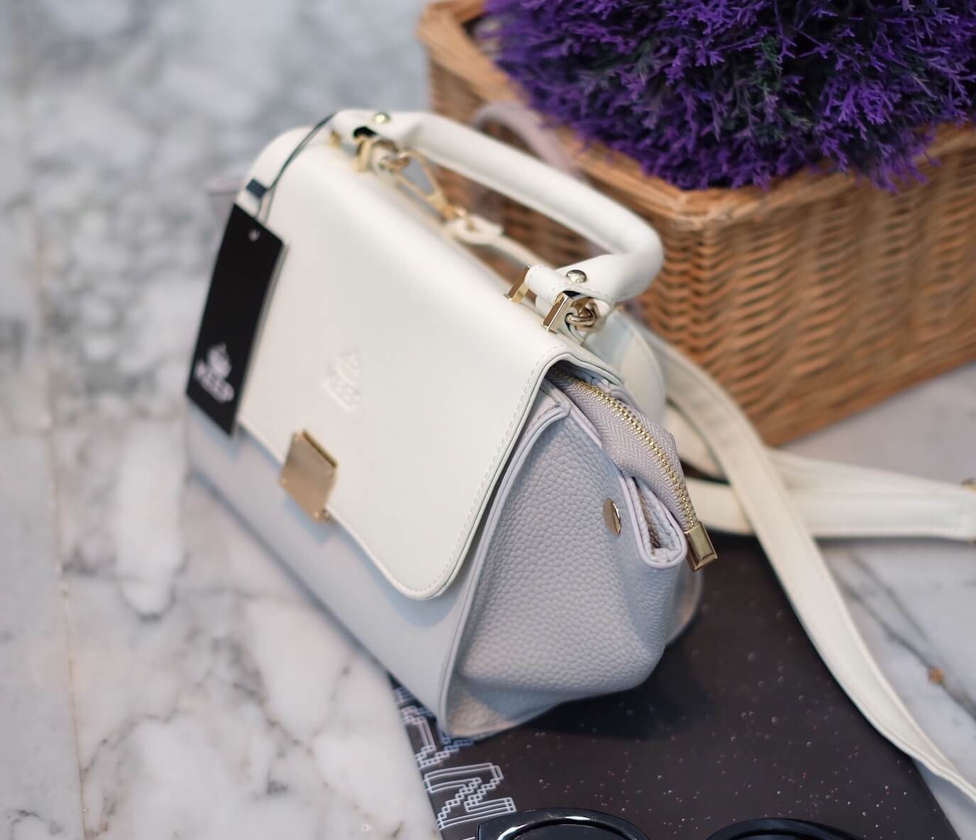 Best Seller !! ทรงที่ขายดีที่สุด #2in1 กระเป๋า KEEP mini office handbag ทรงสวย ทันสมัย -ปรับใช้ได้ถึงสองทรงคะ เก็บด้านข้างกระเป๋าได้ -ใช้หนังแกะสังเคราะห์ เนื้อดีมาก -ขนาดกะทัดรัด น้ำหนักเบา -ภายใน 2 ช่องซิป และช่องเก็บมือถือ แยกเก็บ-ของเป็นระเบียบมากๆคะ