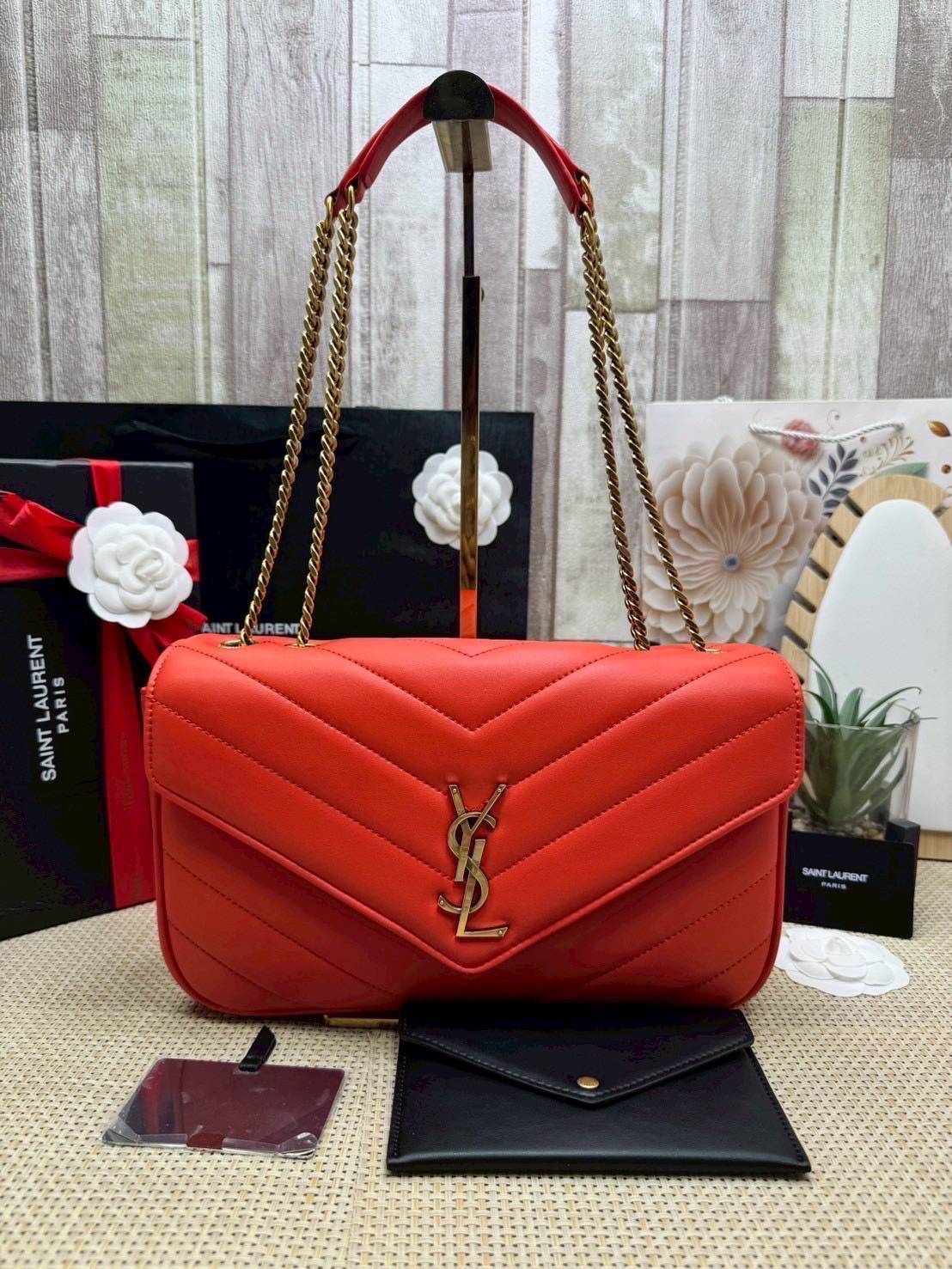 ORI หนังแท้ | 28cm YSL LOULOU medium in MATELASSÉ กระเป๋าสะพายสายโซ่าีทองหรูหรา งานหนังแท้เนื้อนุ่มตะเข็บเย็บลายเชฟรอนสวยหรูโดดเด่นเป็นเอกลักษณ์ 🤍 เกรดออริจินอล หนังแท้