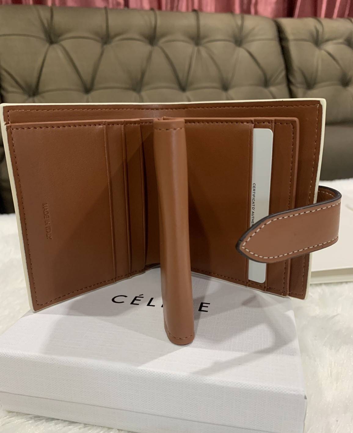 CELINE SHORT WALLET VIP GIFT WITH PURCHASE (GWP) พรีเมี่ยมกิ๊ฟ Limited จาก CELINE HAUTE PARFUME DUTYFREE COUNTER วัสดุ Triomphe Canvas หนังสวยอยู่ทรง ประดับโลโก้แบรนด์ที่ด้านหน้า ขนาดกำลังดี จับถนัดมือ เปิด-ปิดฝาพับกระดุม ภายในมีช่องแบ่งหลายช่อง มีช่องใส่
