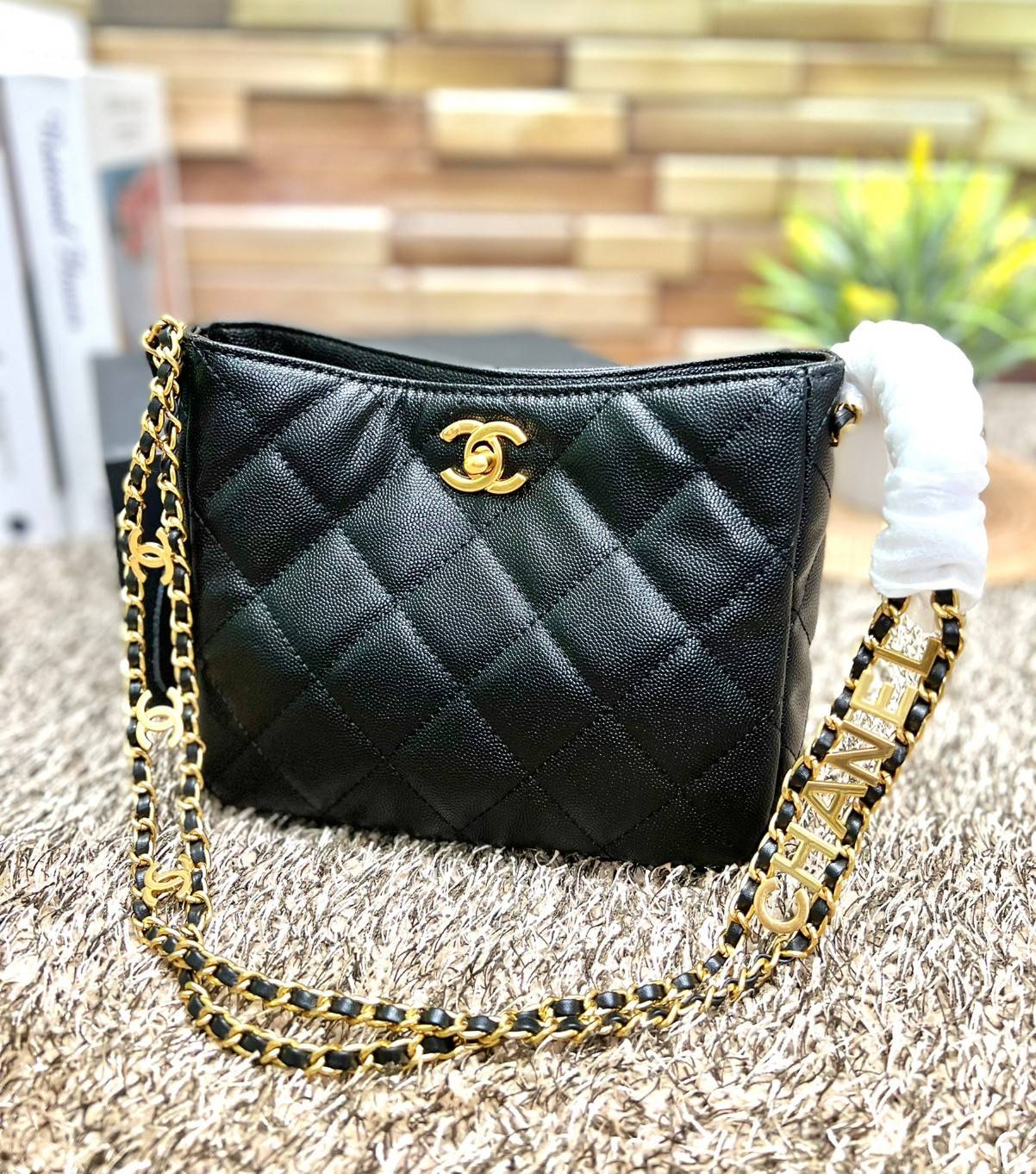 CHANEL กระเป๋าหิ้วหรือสะพายไหล่ หนังแท้ลสบคาเวียร์สวยงามมากๆ 🌟โดดเด่นด้วยสายของกระเป๋ามีโลโก้แบรนด์ประดับ หรูมากๆค่ะ เปิด-ปิดกระเป๋าแบบหมุนล็อค ภายในใส่กระเป๋าเงินใบกลาง;มือถือได้ทุกรุ่น;ของจำเป็นจุกจิกอื่นๆได้หลายอย่าง มีช่องเล็กให้ใส่ของจุกจิกนะ