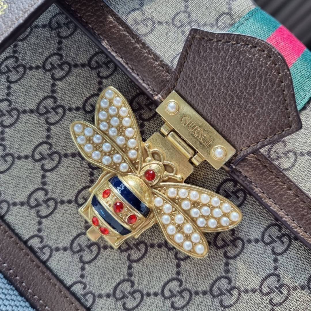 VIP 】กลับมาแล้วจ้า อีกรุ่นพรีเมี่ยมกิ๊ฟสุดฮิต!! หรู ดูผู้ดี!! GC CROSSBODY STRAP BAG WITH GWP กระเป๋าสะพายข้าง ดีไซน์สวย โดดเด่นไม่ซ้ำใคร วัสดุหนังแคนวาส เปิด-ปิดด้วยตัวกดล็อครูปผึ้ง (ผึ้ง) น่ารักมากๆ!! แถมฟรี!! แท็กพวงหนังห้อยเก๋ๆ ภายในกระเป๋าเป็นช่องโล่