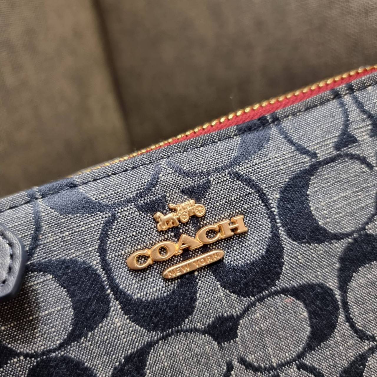 COACH C8665 NOLITA 15 IN SIGNATURE CHAMBRAY คอลเลคชั่น rare item น่ารักน่าใช้ ในสไตล์คลาสสิค กระเป๋าทรงพอชขนาดมินิ กึ่งคล้องมือใช้ได้ 2 สไตล์ ปรับสายให้มาเกี่ยวฝั่งเดียวเพื่อใช้เป็นคล้องมือ หรือปรับเกี่ยวอีกฝั่งใช้คล้องแขนก็เก๋มากมาย วัสดุผ้าแชมเบรย์ สวยค