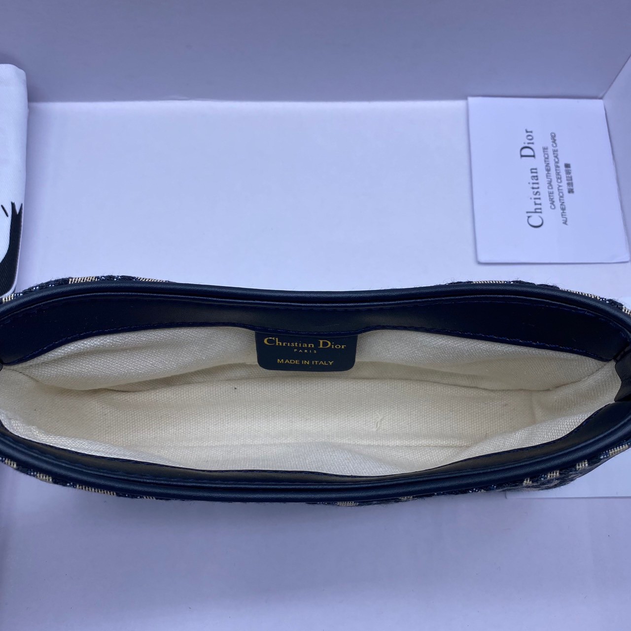 DIOR 30 Montaigne Hobo Avenue Mini Bag | Blue Jacquard กระเป๋าสะพายทรงโฮโบ แบรนด์หรู ขนาดกำลังสวย ดีไซน์ใหม่ 2023 รูปทรงใช้งานง่าย ภายในเป็นช่องโล่ง ใส่ของสำคัญได้ครบสบายๆ พิเศษมาก!! มาพร้อมใบเล็ก พร้อมใช้งาน คุ้มมากค่ะ