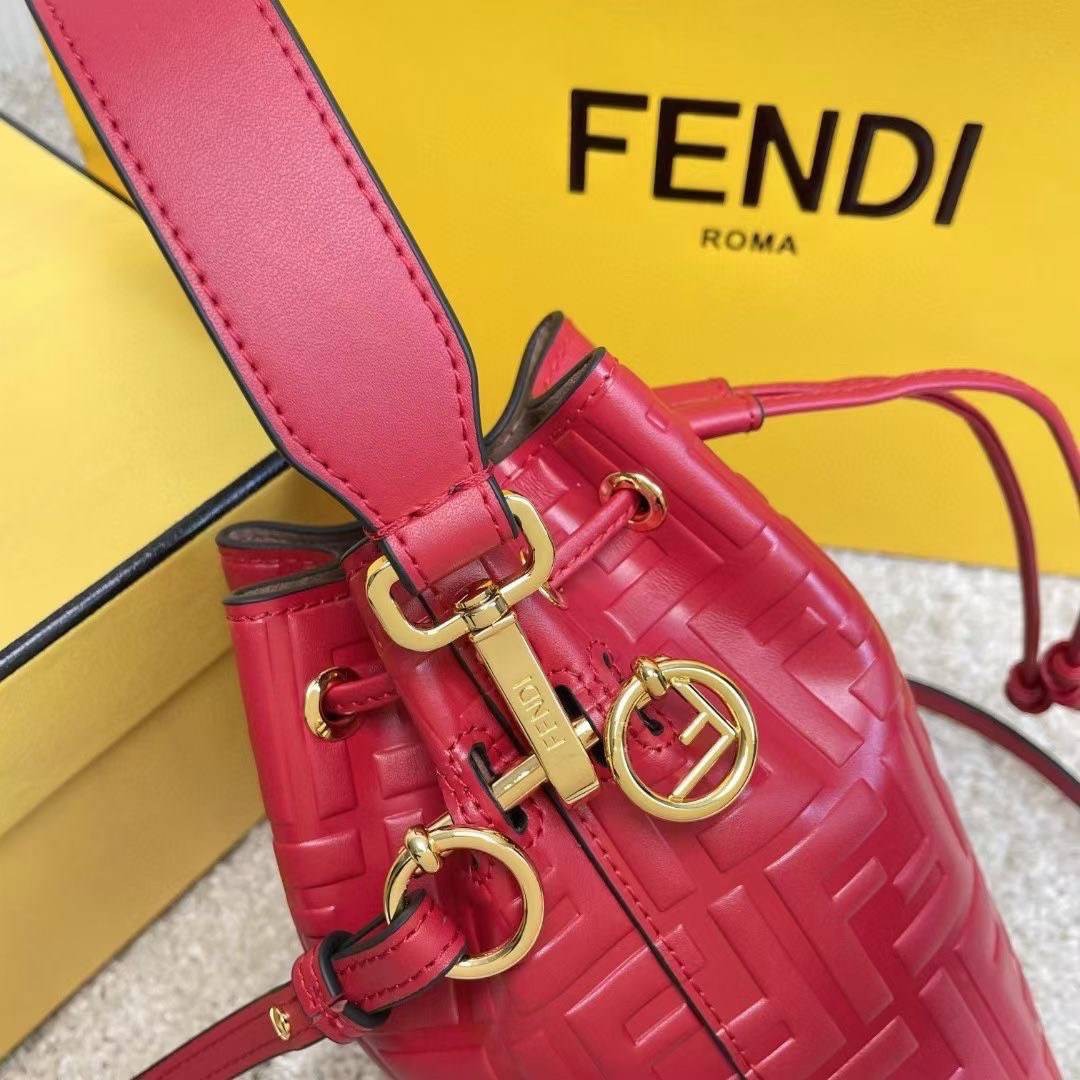 หนังแท้ 】Ori Fendi MonTresor mini Bucket Bag กระเป๋าถือหรือสะพายข้าง วัสดุหนังแท้ทรงขนมจีบ ลายแบรนด์ อะไหล่ทองหรูหรา จุของได้เยอะ น้ำหนักเบา ตั้งอยู่ทรง ด้านในโล่ง มี2สาย สายสั้น+ยาว ถอดสายได้ Crossbody ได้ สายยาวปรับระดับได้ คุ้มสุดๆ ใบนี้ไม่ควรพลาดค่ะ ด