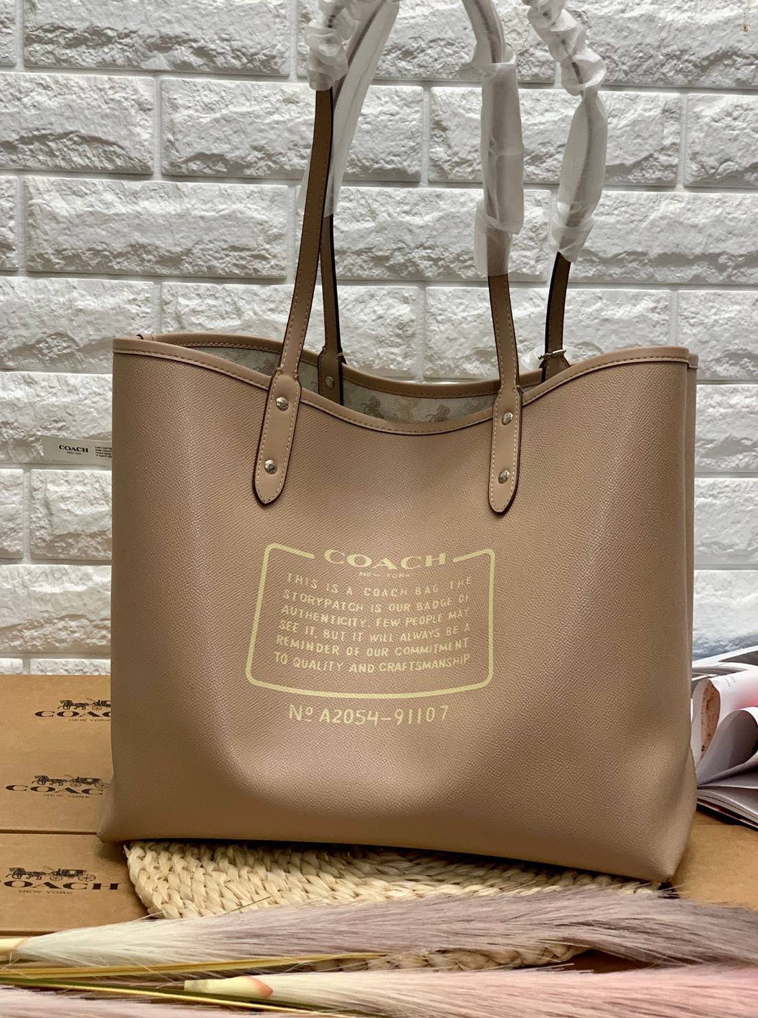 COACH 91107 REVERSIBLE CITY TOTE WITH HORSE AND CARRIAGE PRINT ใช้ได้ 2 ด้าน 🔺ทรง Tote รุ่นแนะนำค่ะ!! วัสดุ pvc อย่างดี นิ่มยวบตัวสวย ลายรถม้าทั้งใบค่ะ (ในไทยหายากค่ะลายนี้) 📌สามารถใช้ได้ทั้งด้านในและด้านนอกนะคะ สวยทั้ง2ด้านเลยทีเดียว เป็น