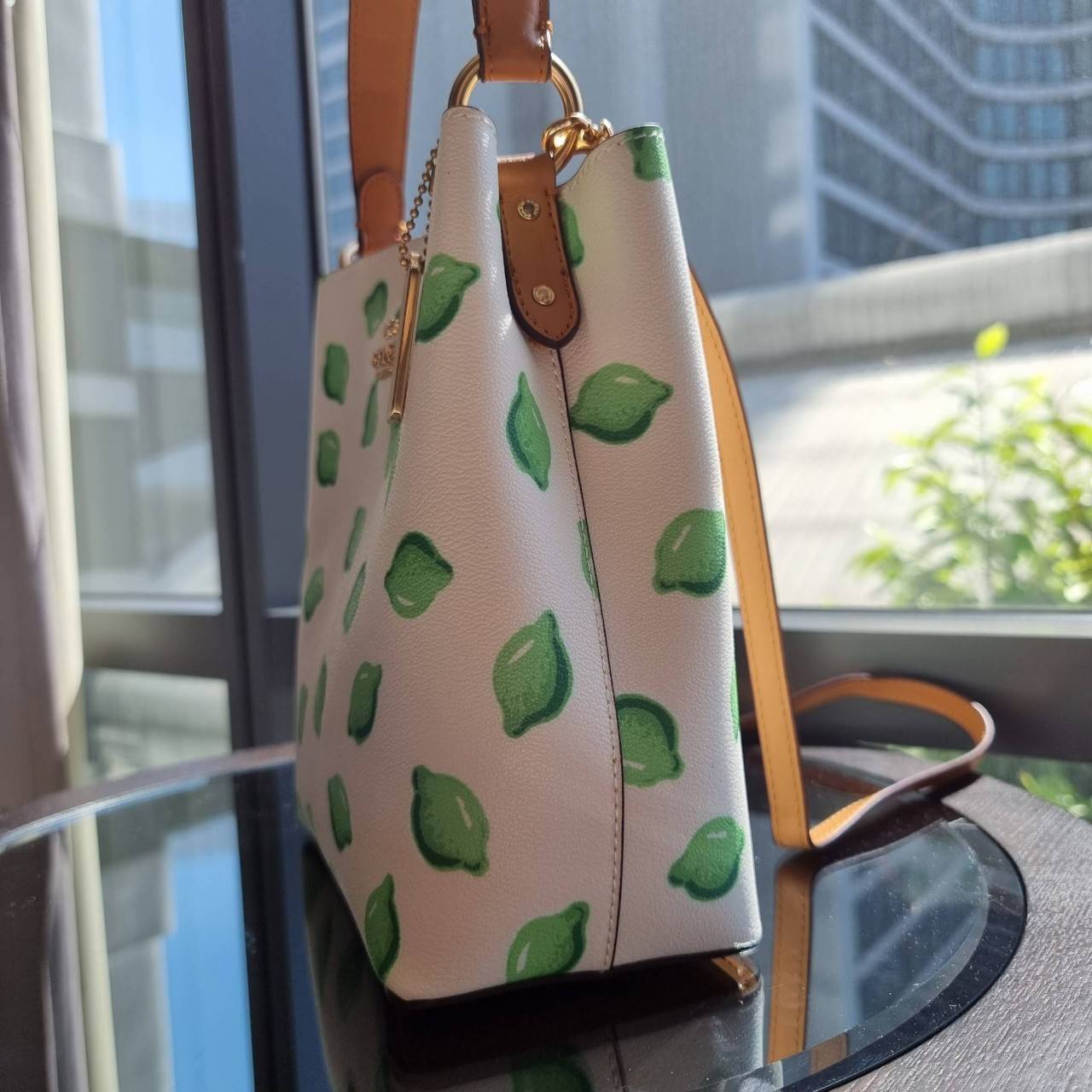 OUTTLET 】COACH 1625 SMALL TOWN BUCKET BAG WITH LIME PRINT ต้อนรับปีใหม่ด้วยความสดใส กับรุ่นยอดนิยม กระเป๋าทรงบัคเก็ตไซส์เล็ก ดีไซน์ลวดลายจี๊ดจ๊าด น่าใช้จริงจัง วัสดุหนังแคนวาสเคลือบลาย สวยคมแซ่บมากๆ เปิด-ปิดด้วยกระดุมแม่เหล็กทั้ง 2 ฝั่ง ภายในเป็นช่องโล่ง 