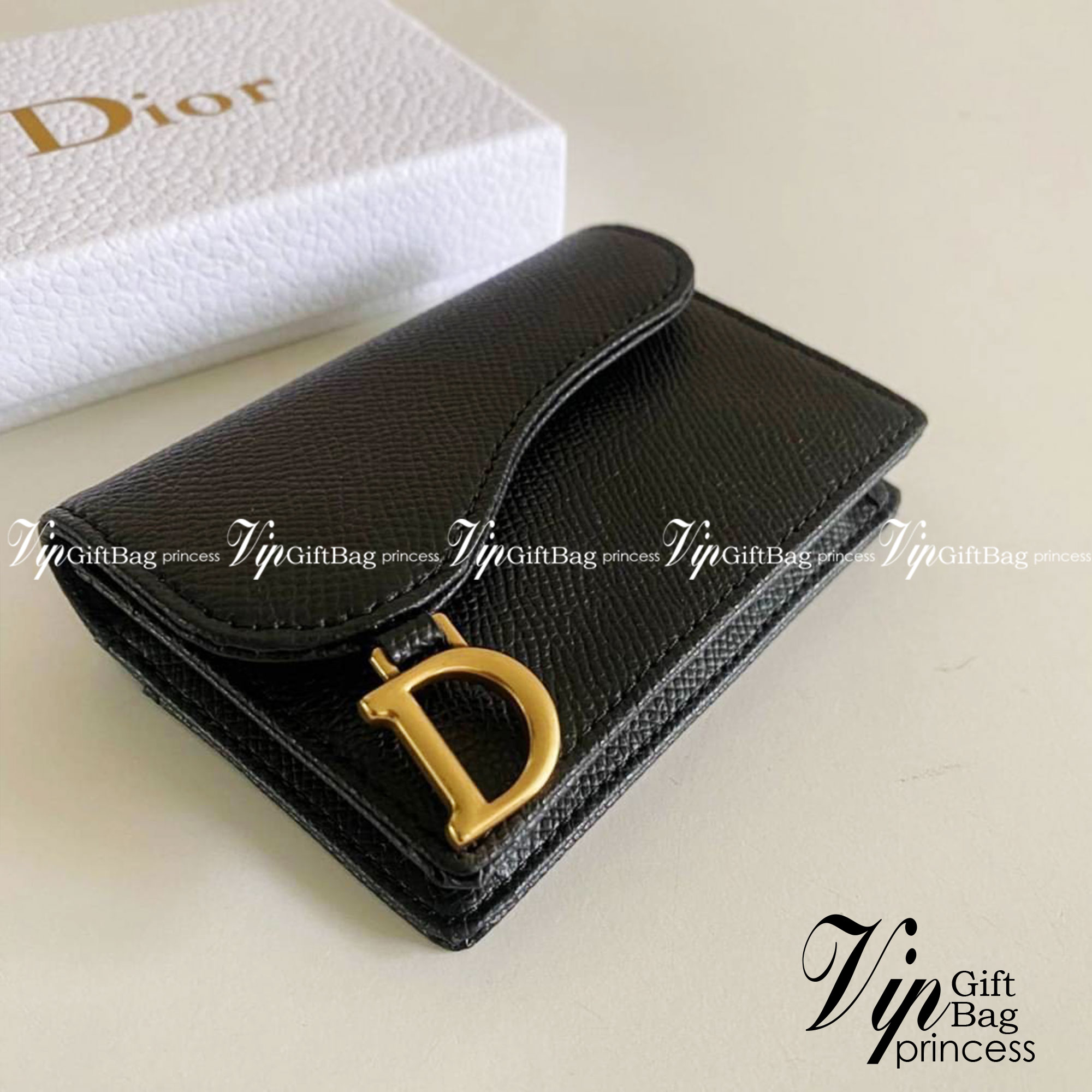 DIOR Wallet calfskin / DIOR SADDLE FLAP CARD HOLDER งานหนังแท้ กระเป๋าใส่เหรียญใส่การ์ดอะไหล่ทอง มาพร้อม กล่อง ถุงผ้า ถุงกระดาษ พร้อมส่งที่ไทย ภาพสินค้าถ่ายจากงานขายจริง ใช้งานต่างประเทศได้