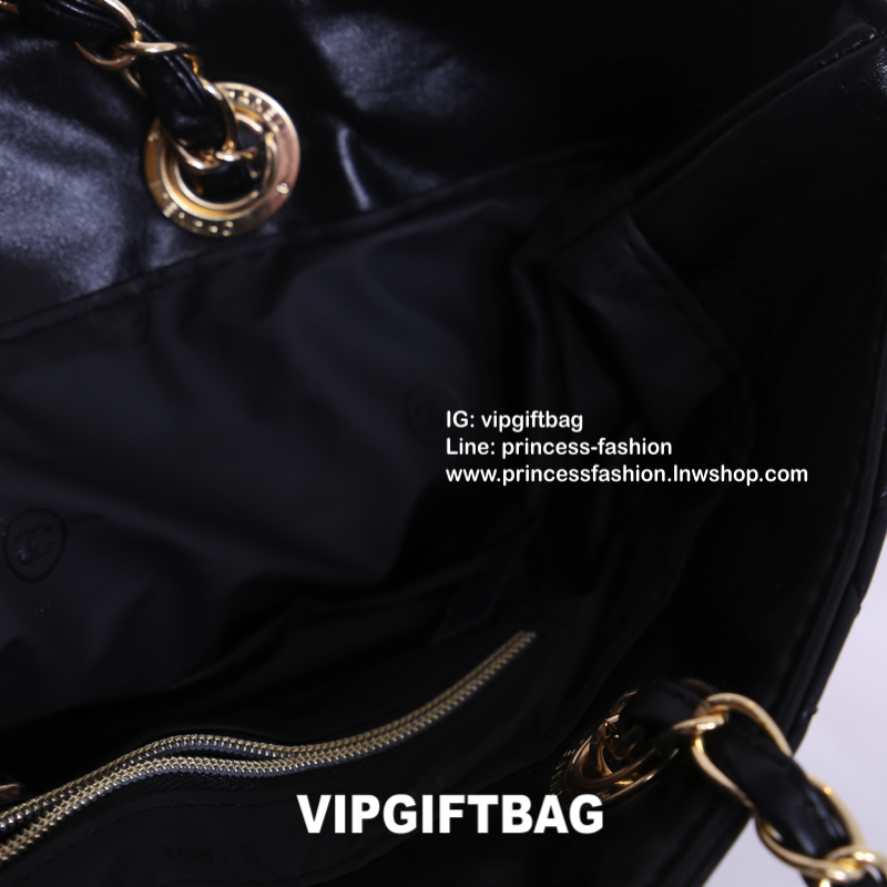 Chanel Tote Shoulder Bag With Chain VIP Gift With Purchase (GWP) สินค้า VIP Gift With Purchase (GWP) รุ่น Limited Edition พรีเมี่ยมกิ้ฟของแท้ กระเป๋าทรง tote วัสดุหนังเรียบลายตาราง สวยหรู อะไหล่ทอง ด้านหน้าแต่งโซ่ร้อยหนัง ดีเทลโดดเด่น พร้อมเย็บโลโก้หนัง C