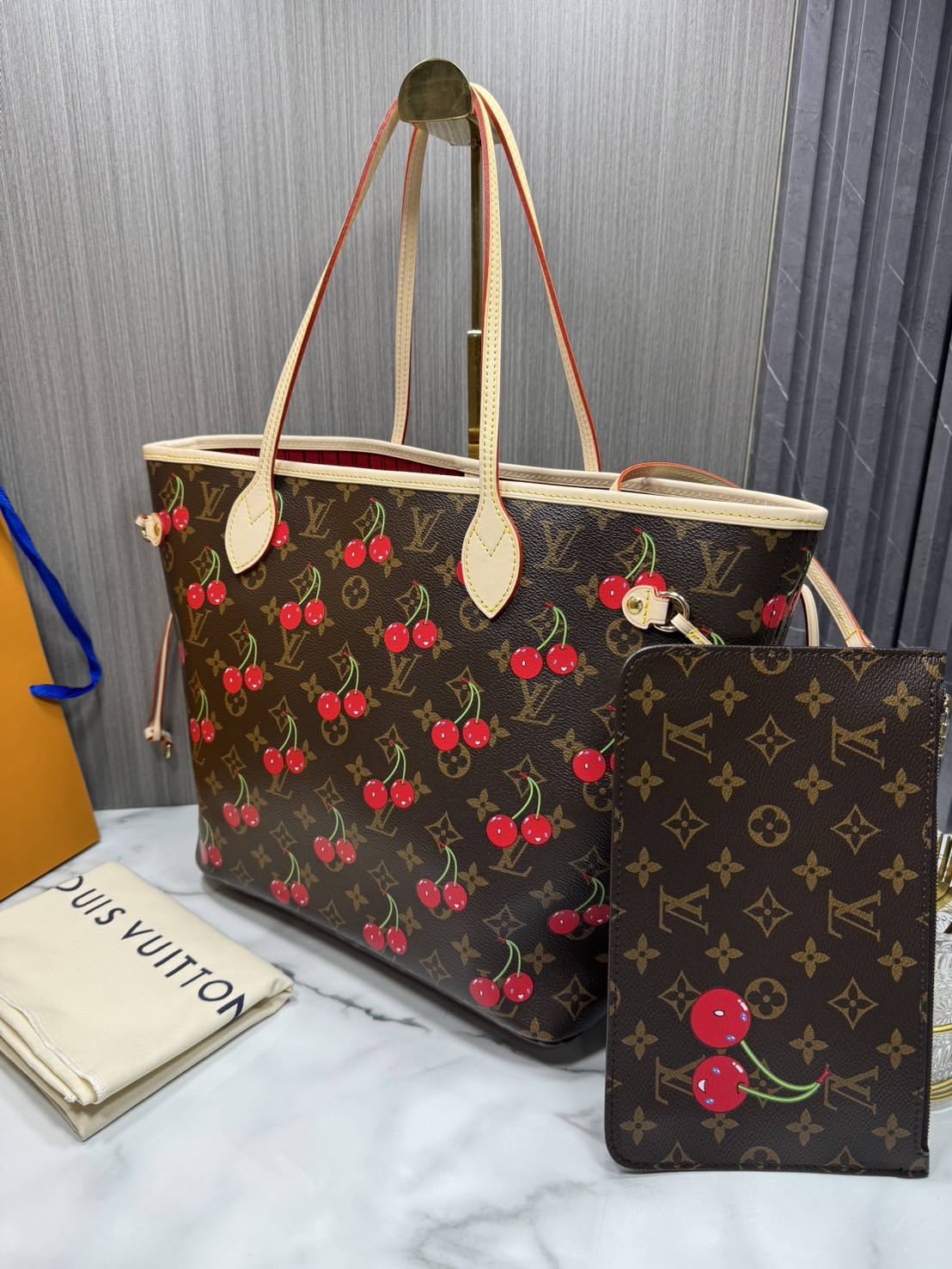 TOP ORI หนังแท้ | LV x TM - Neverfull MM Bag Monogram cherry canvas กระเป๋าสะพายทรงโท้ทเอกลักษณ์ที่หรูหรา Monogram แคนวาสคลาสสิกตกแต่งดีเทลลายเชอร์รี่สีสันสดใส ปรับลุคให้มีชีวิตชีวาอีกครั้งด้วยธีมแสนสนุก
