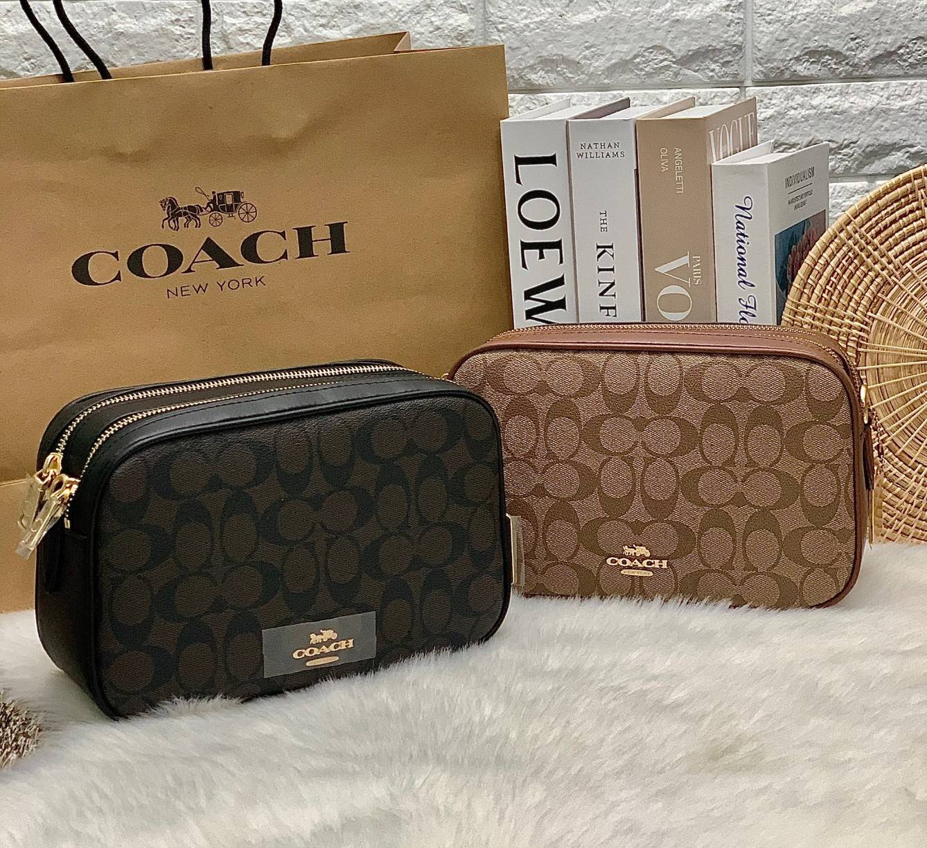 ใครรออยู่จัดเลยค่ะ มากี่รอบไม่พอจริงๆค่ะ😁 COACH JES CROSSBODY IN SIGNATURE BAG กระเป๋าสะพายข้าง//ครอสบอดี้ร์ วัสดุหนังแท้ หนังนิ่มทรงสวย 🔺อะไหล่ป้ายห้อยโลหะแบรนด์นะคะ กระเป๋าแบ่ง2ซิป แต่ละช่องกว้าง สามารถใส่กระเป๋าเงินใบยาวได้; ของจำเป็นได