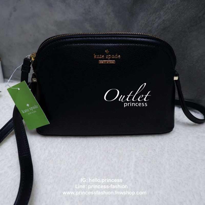 Katespade Crossbody Bag ด้านหน้าติดโลหะชื่อแบรนด์อะไหล่สีทอง เปิดปิดด้วยช่องซิป ด้านในเป็นช่องใส่สิ่งของ และมีป้ายหนังปั๊มโลโก้แบรนด์ ผ้าบุเป็นลายแบรนด์อีกด้วย รุ่นนี้มาพร้อมสายสะพายยาวปรับระดับได้ ทรงนี้สะพายกี่ทีก้อไม่มี out นะจ้ะสาวๆ
