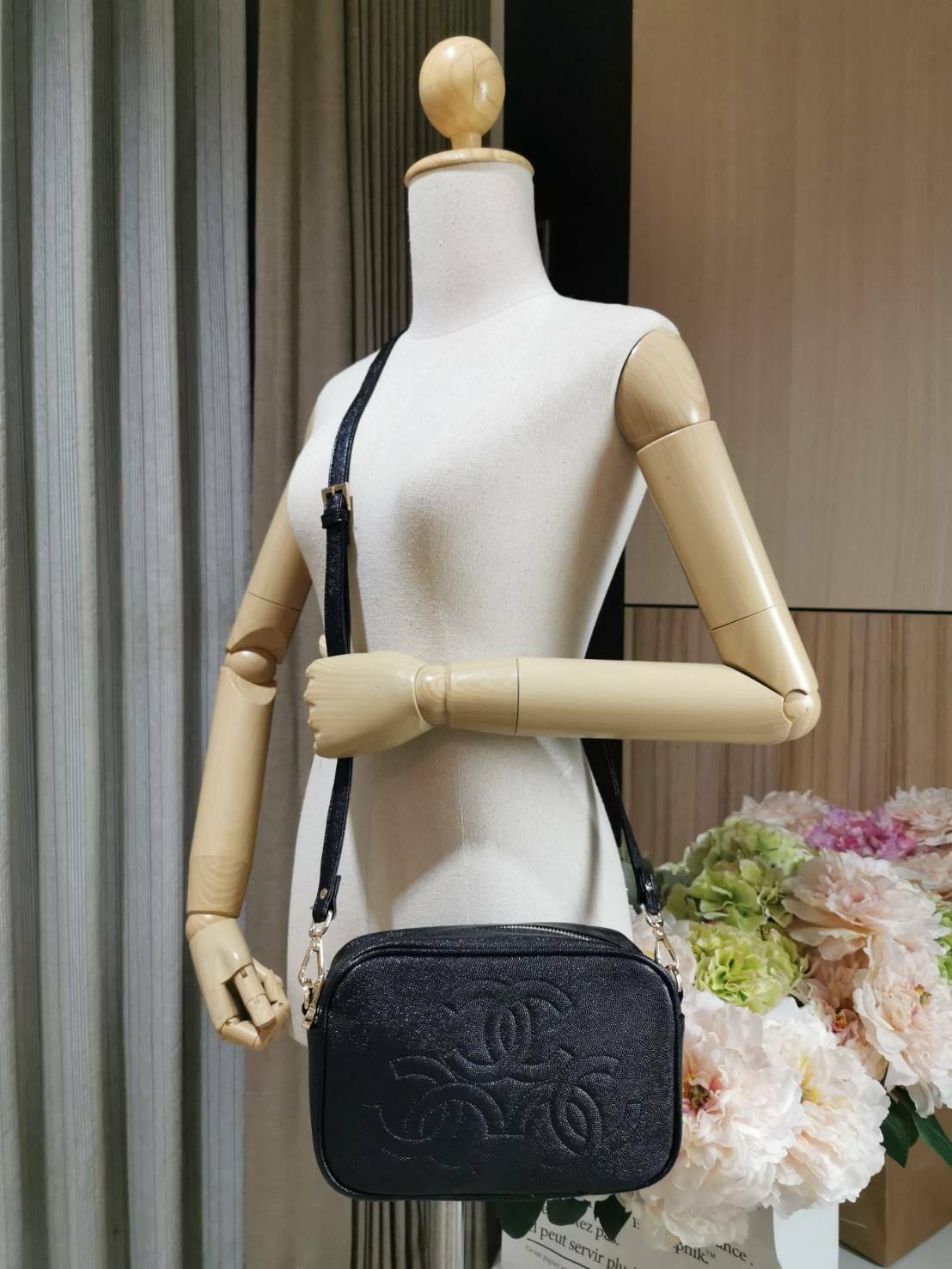 CHANEL Caviar Handbag Crossbody bag / Chanel Shoulder Bag With 2Straps กระเป๋าสะพาย หนังลายคาเวียร์ทั้งใบด้านหน้ามีโลโก้แบรนด์